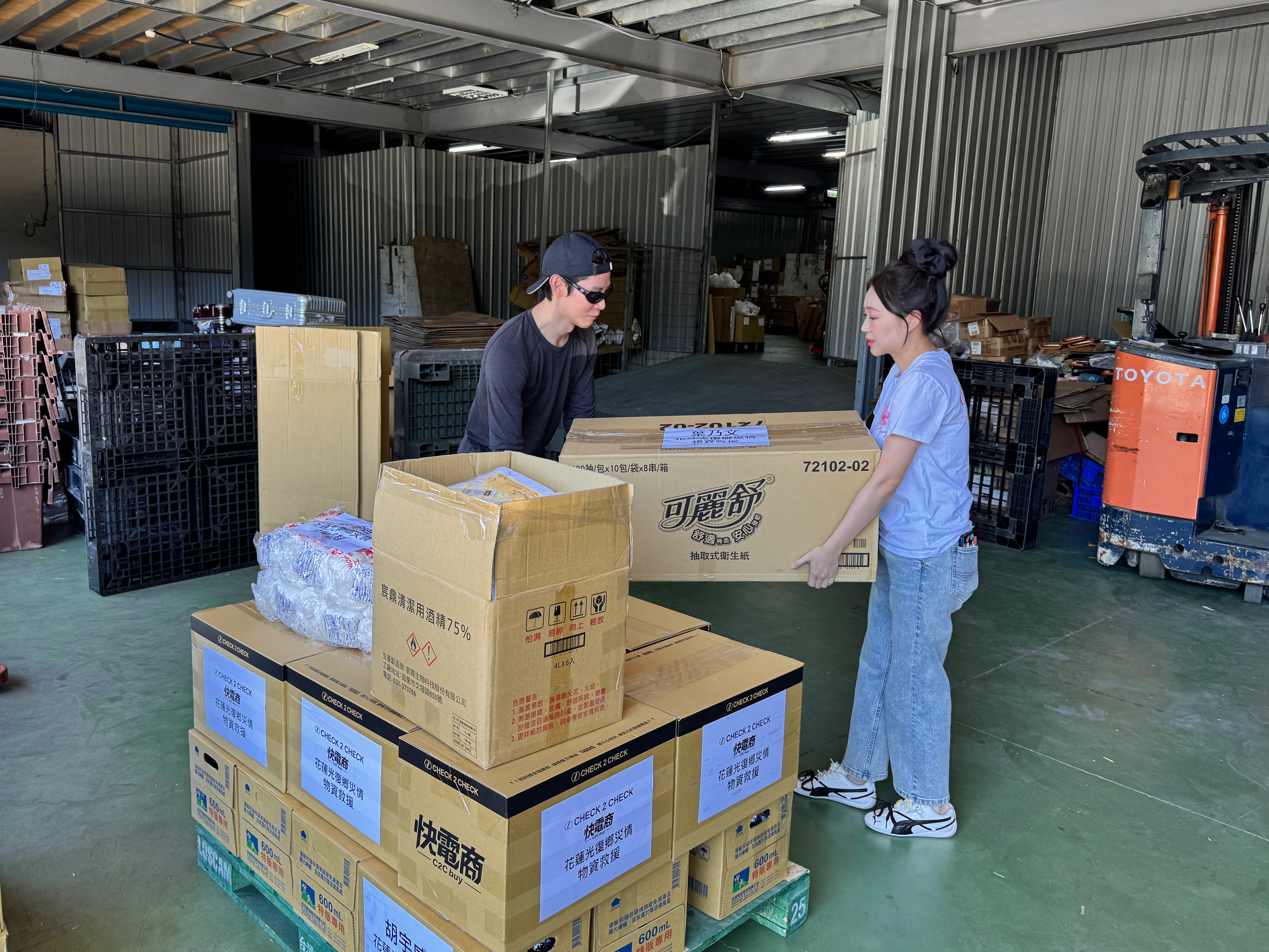 夏和熙、丫頭進行物資打包。（翻攝自丫頭IG）