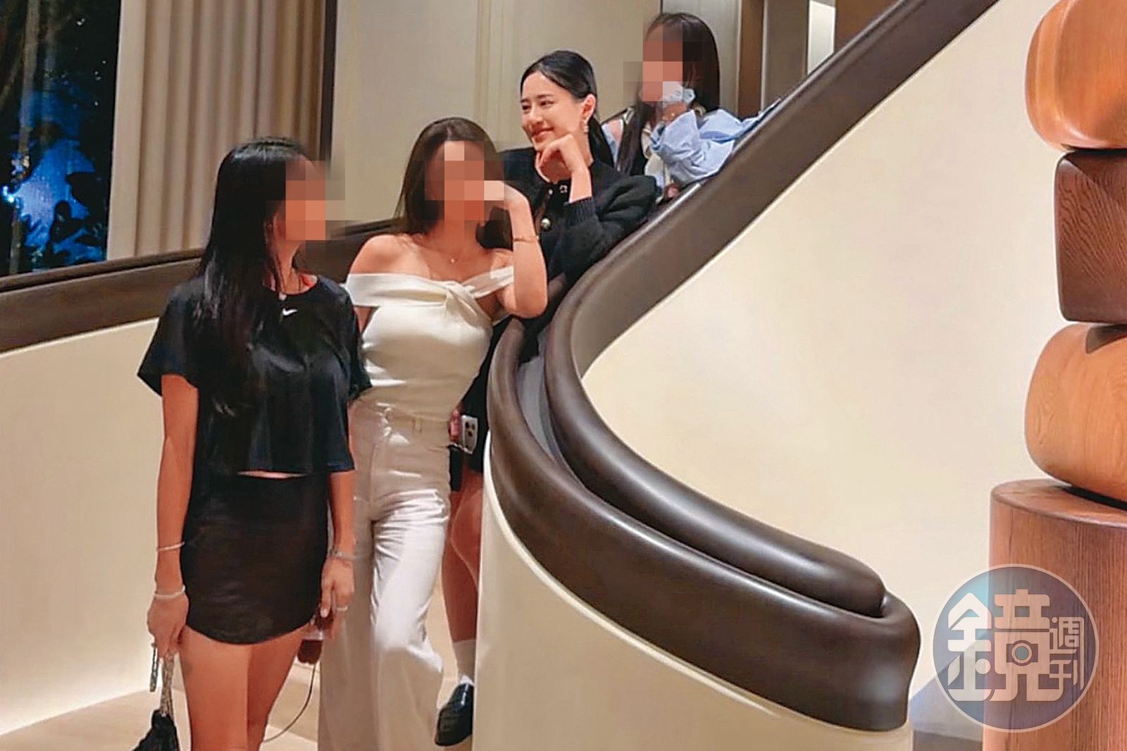 李郁涵（右二）身邊有不少看似貴婦等級的閨密好友。（讀者提供）