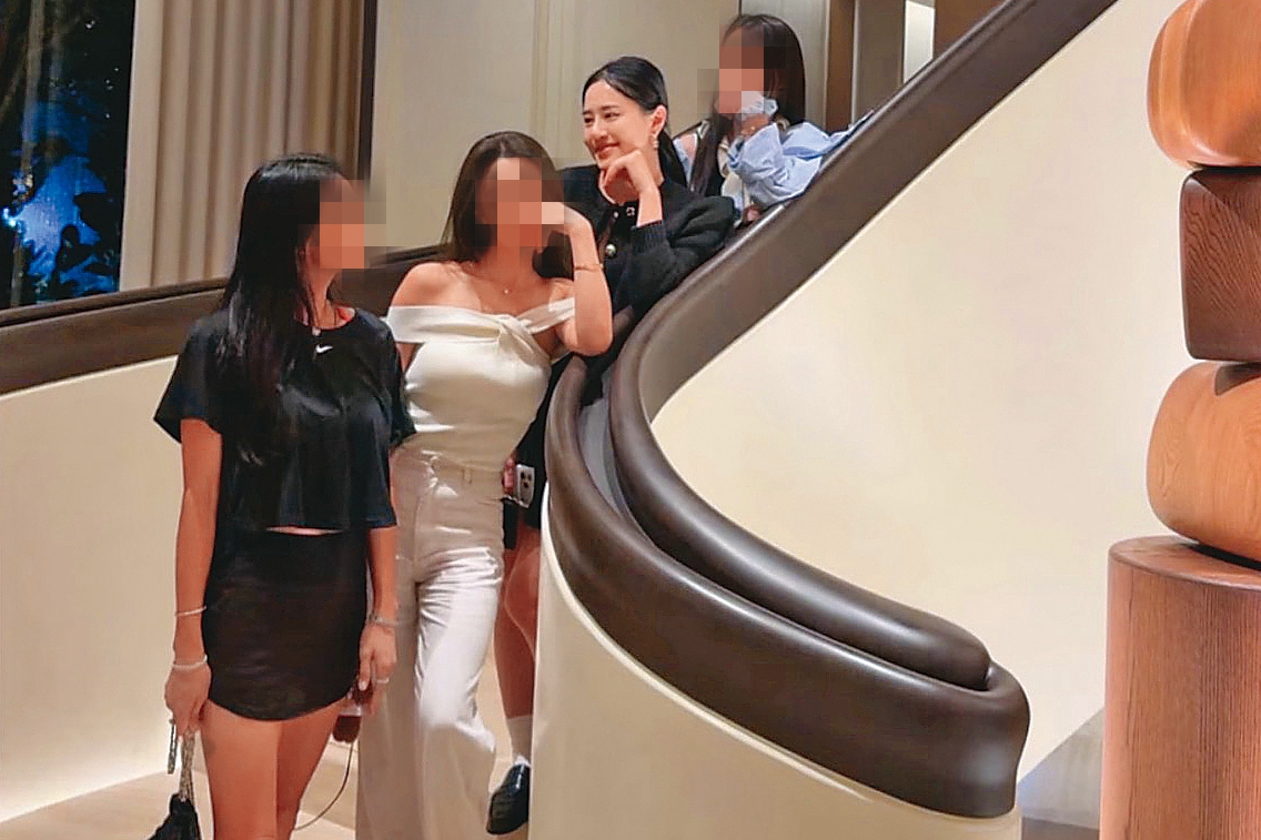 李郁涵（右二）身邊有不少看似貴婦等級的閨密好友。（讀者提供）