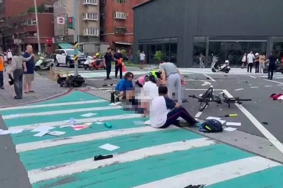 三峽區國光街與國成街口（北大國小旁）發生一起重大車禍。（翻攝畫面）