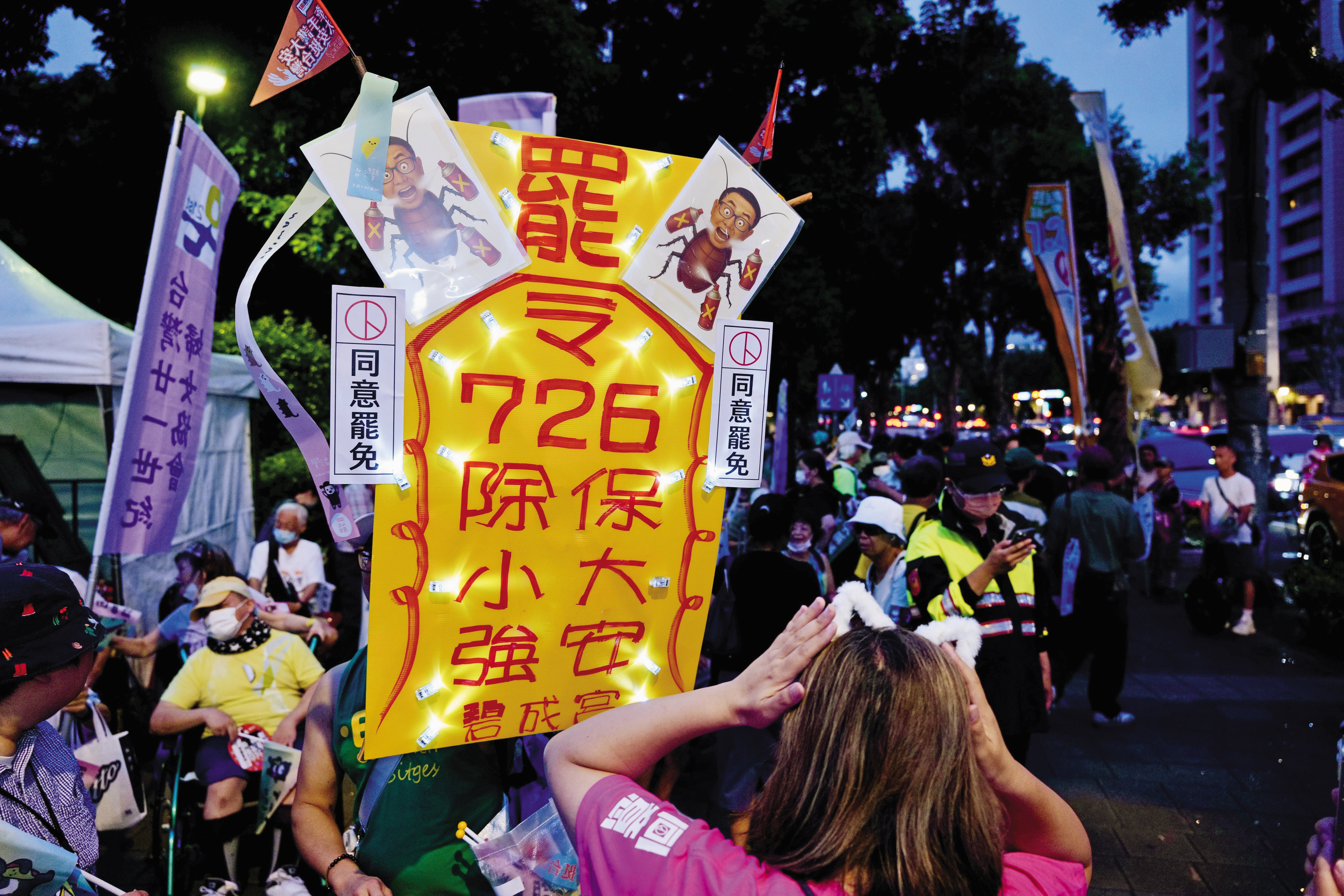 民眾熱情參與大罷免行動，並展現創意協助宣傳。