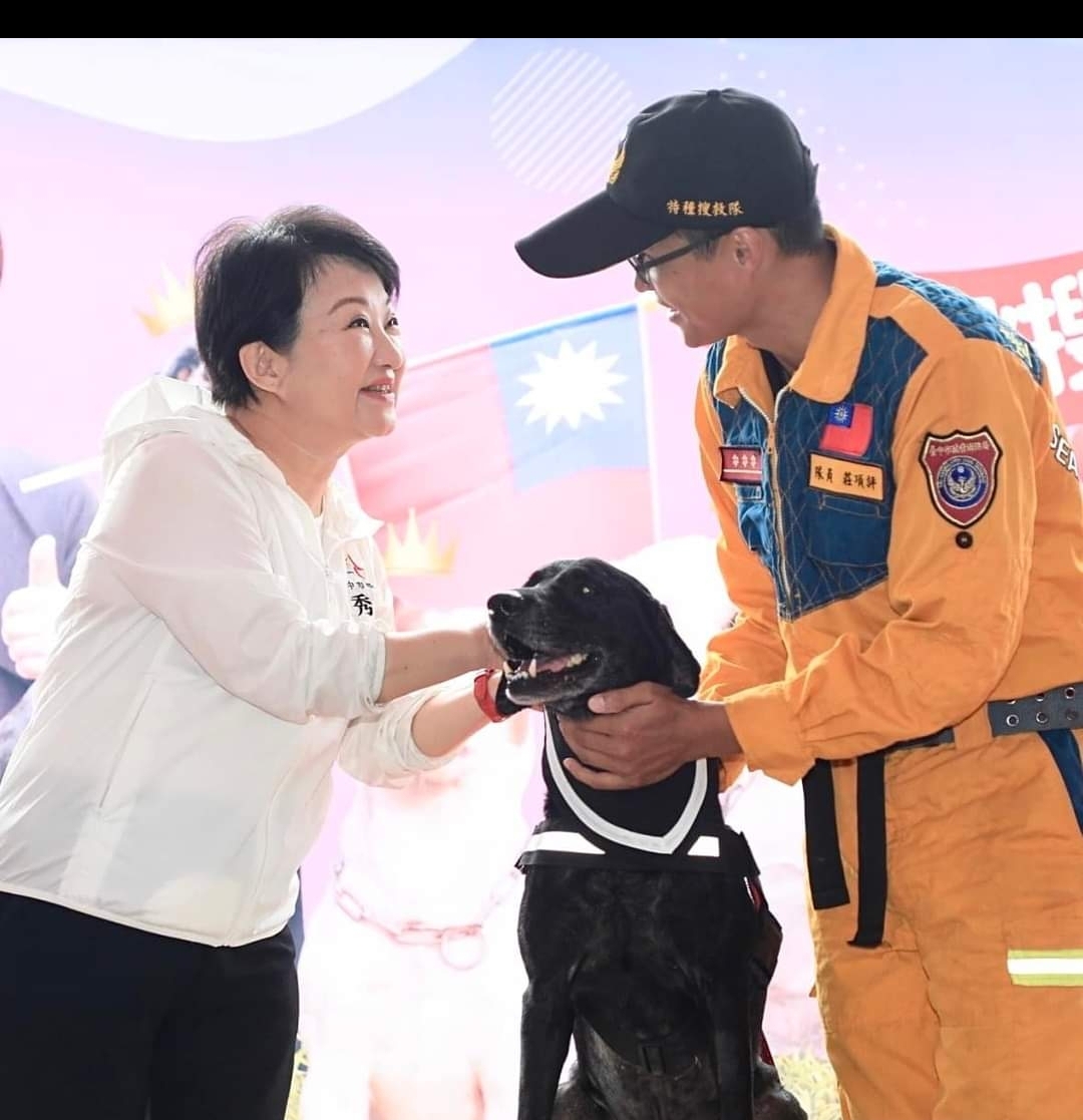 台中搜救大隊的3隻搜救犬退役, 盧秀燕主持畢業典禮,向這批狗狗喊話「任務結束!現在開始盡情玩吧!」(台中市政府提供)