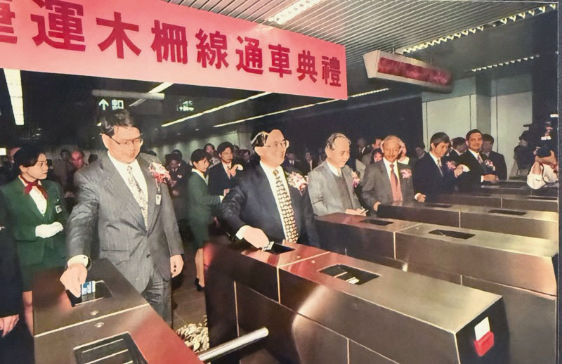 1996年3月28日,台灣第一條捷運木柵線正式營運,時任台北市長的陳水扁(中)主持通車典禮。(陳水扁提供)