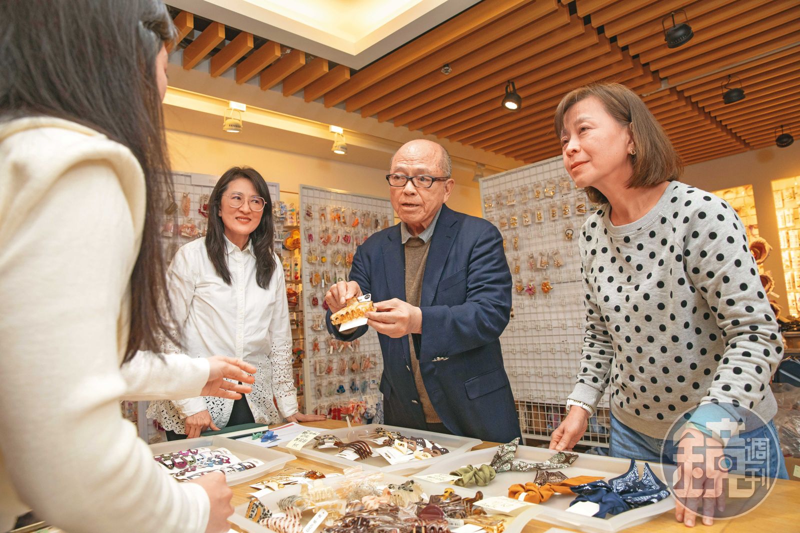 陳明宏(中)在女人圈中打滾,公司同事有9成是女性。