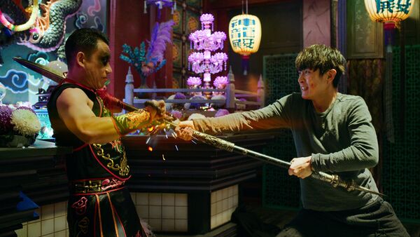 郭子乾在《乩身》中飾演反派「神龍太子」，武打戲展現結實體態引發討論。（Netflix提供）