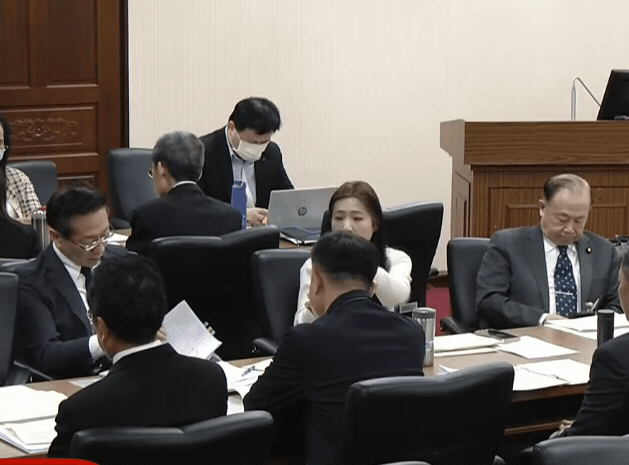 徐巧芯怒嗆顧立雄問什麼都說機密才會讓國人不滿。(翻攝自國會頻道)