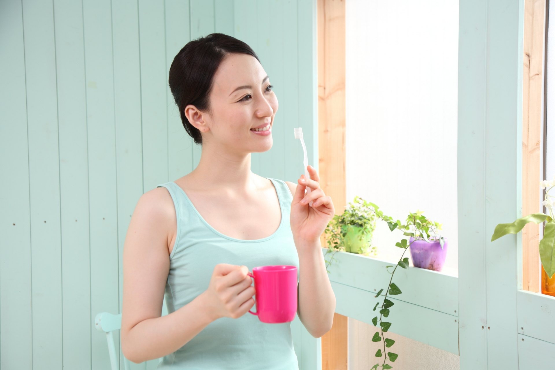 牙醫提醒刷牙時，先沾溼牙刷再擠牙膏，可有效清潔牙齒。（示意圖，photoAC）