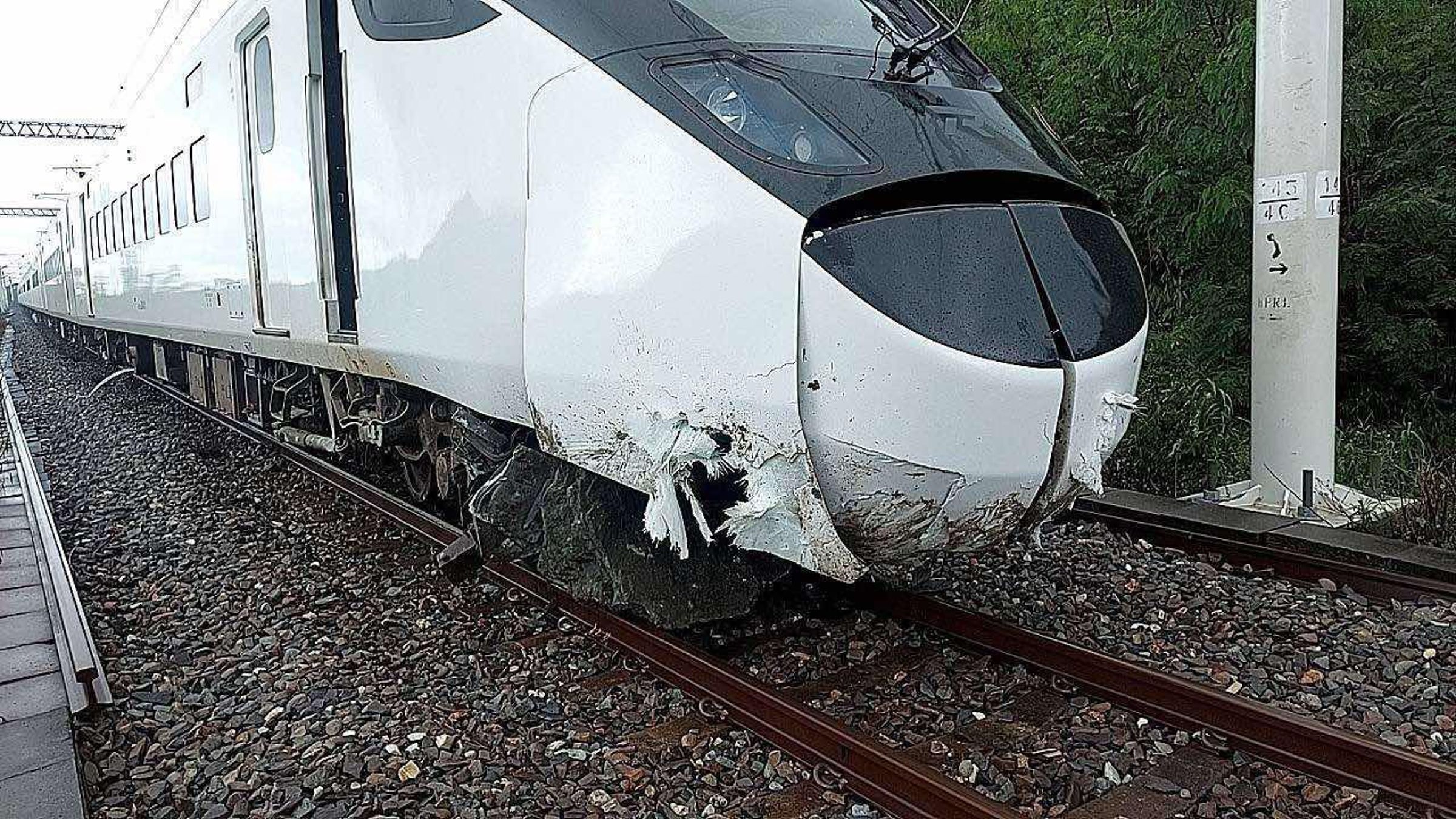 台鐵423次新自強號行經台東山里=鹿野間路段時,列車撞擊到落石,車頭下方嚴重變形。(翻攝自三鐵事故通報平台臉書粉專)