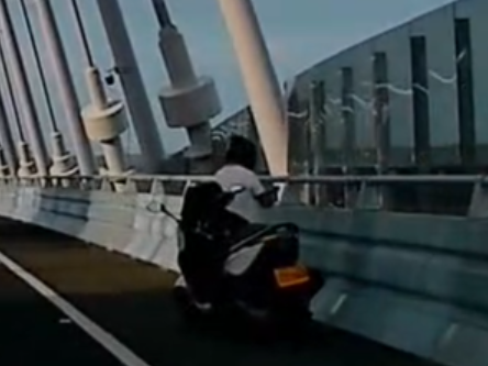 重機騎士二度擅自停在快車道路肩拍照，最高可開罰12000元。(翻攝畫面)
