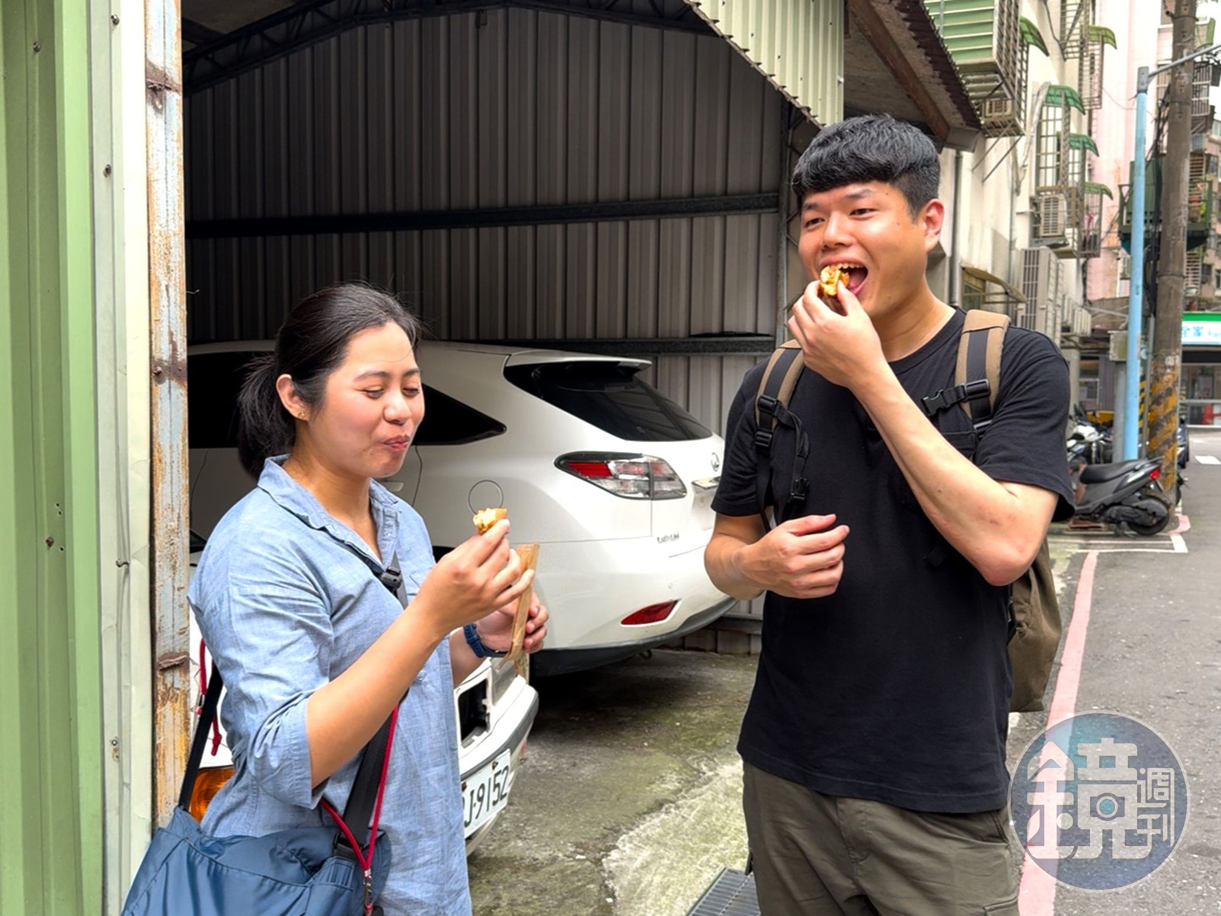 黃怡婷（左）帶著記者梁孝傑（右），品嘗她的口袋名單。