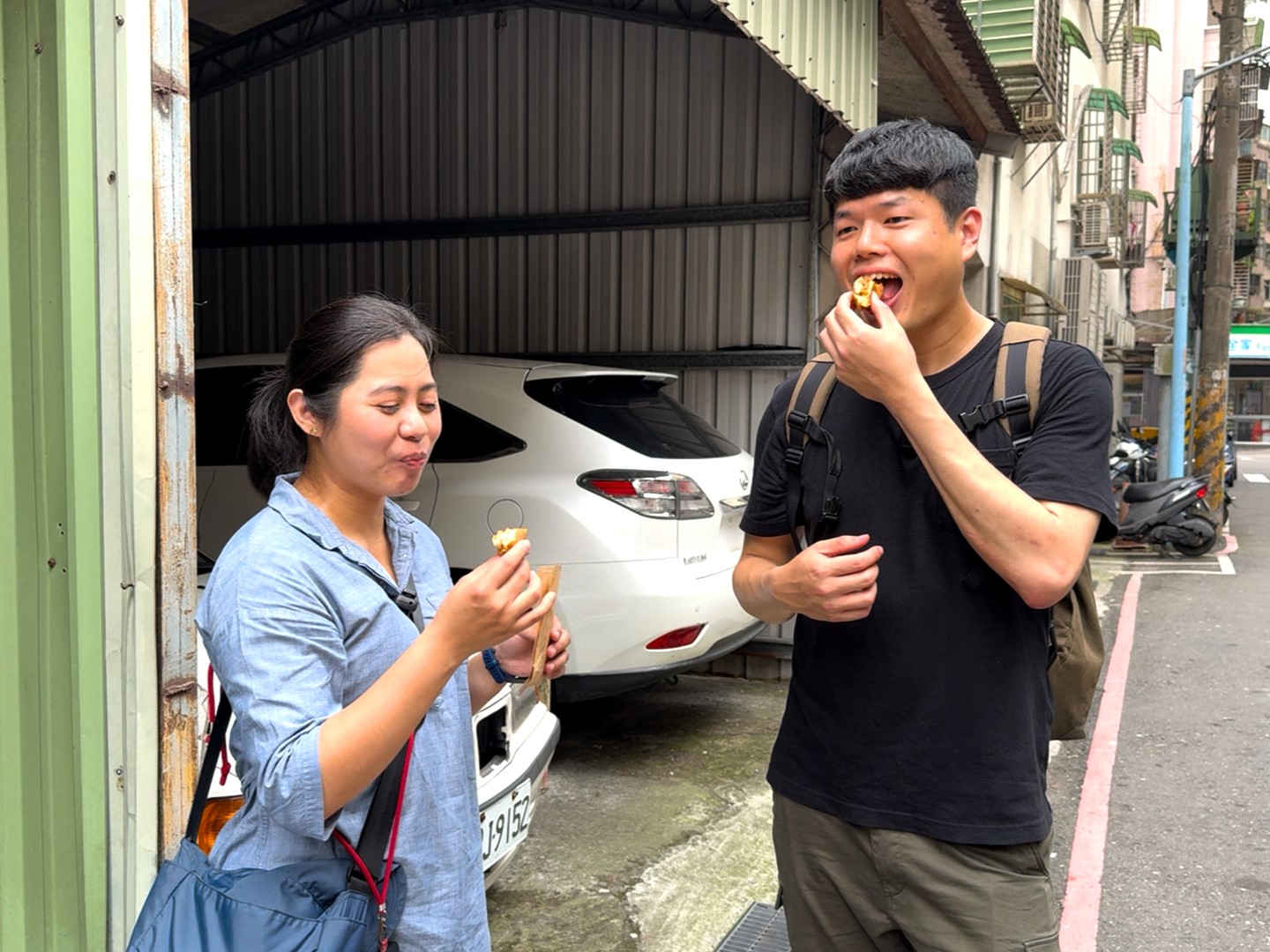 黃怡婷（左）帶著記者梁孝傑（右），品嘗她的口袋名單。