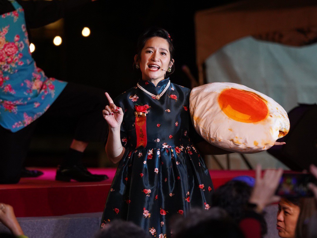 羅美玲在《一村喜事》2.0飾演村長夫人，帶來動聽歌曲。（金星文創提供）