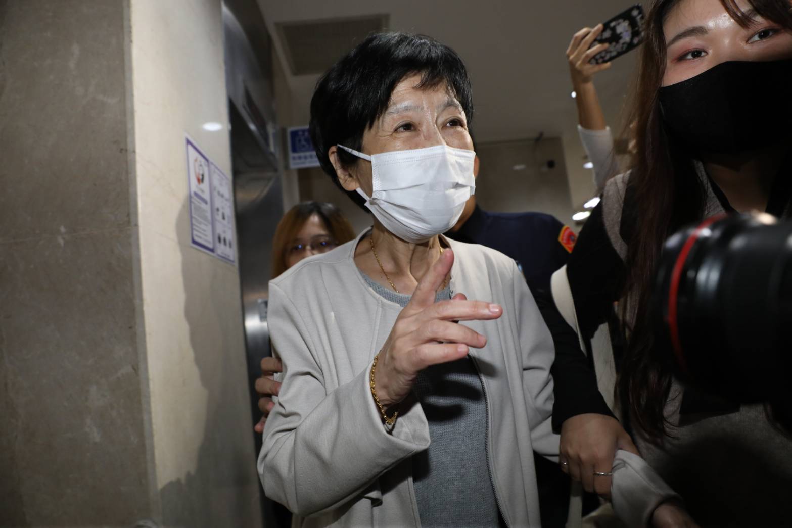 柯文哲妻子陳佩琪三度以證人身分被約談，今晚結束複訊離開北檢。