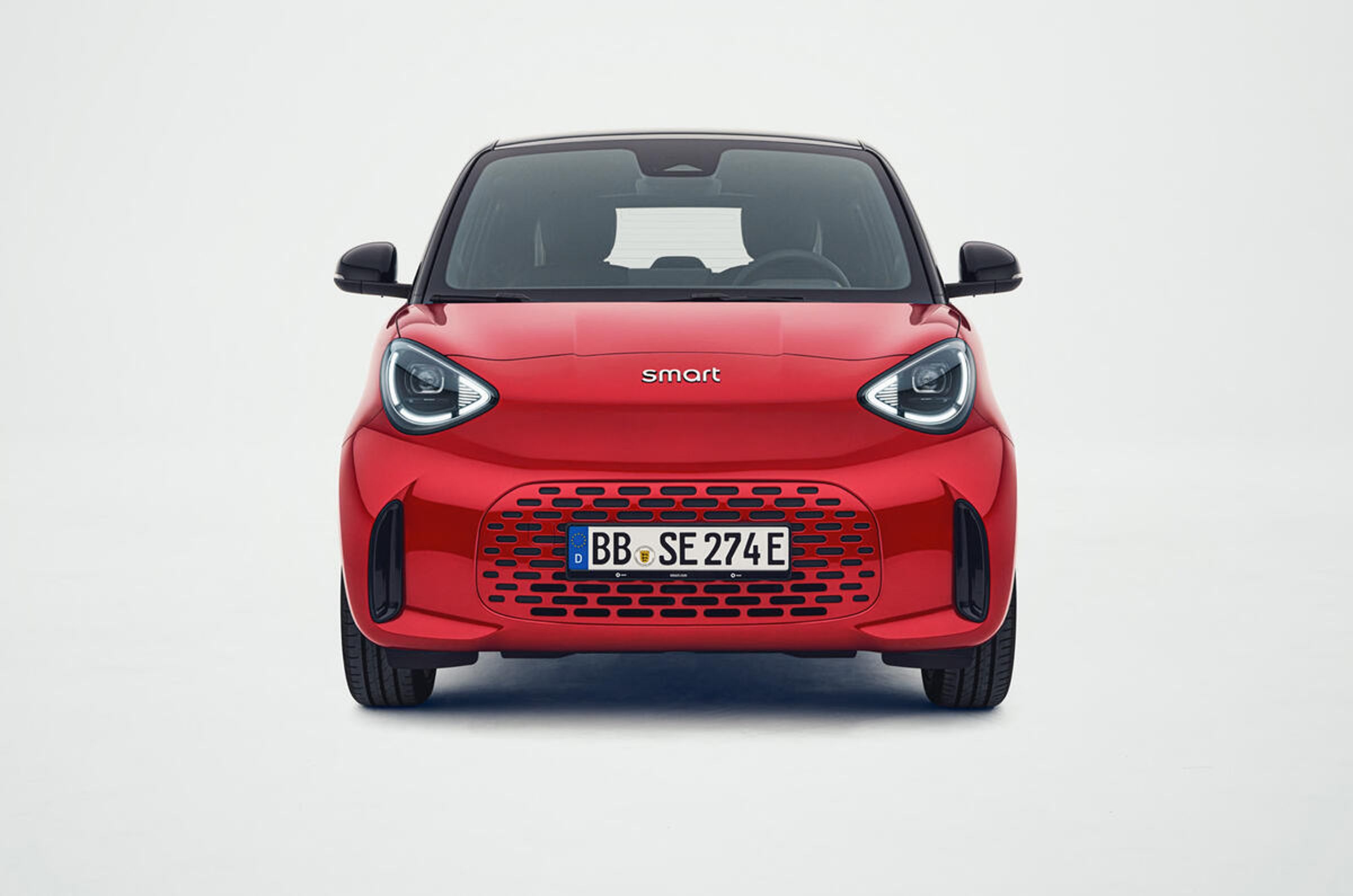 Smart #2 採用後置電動馬達,最大輸出為 80 bhp 並由後輪負責驅動。電池配置則是容量 35.8 kWh 的磷酸鐵鋰電池(LFP)。