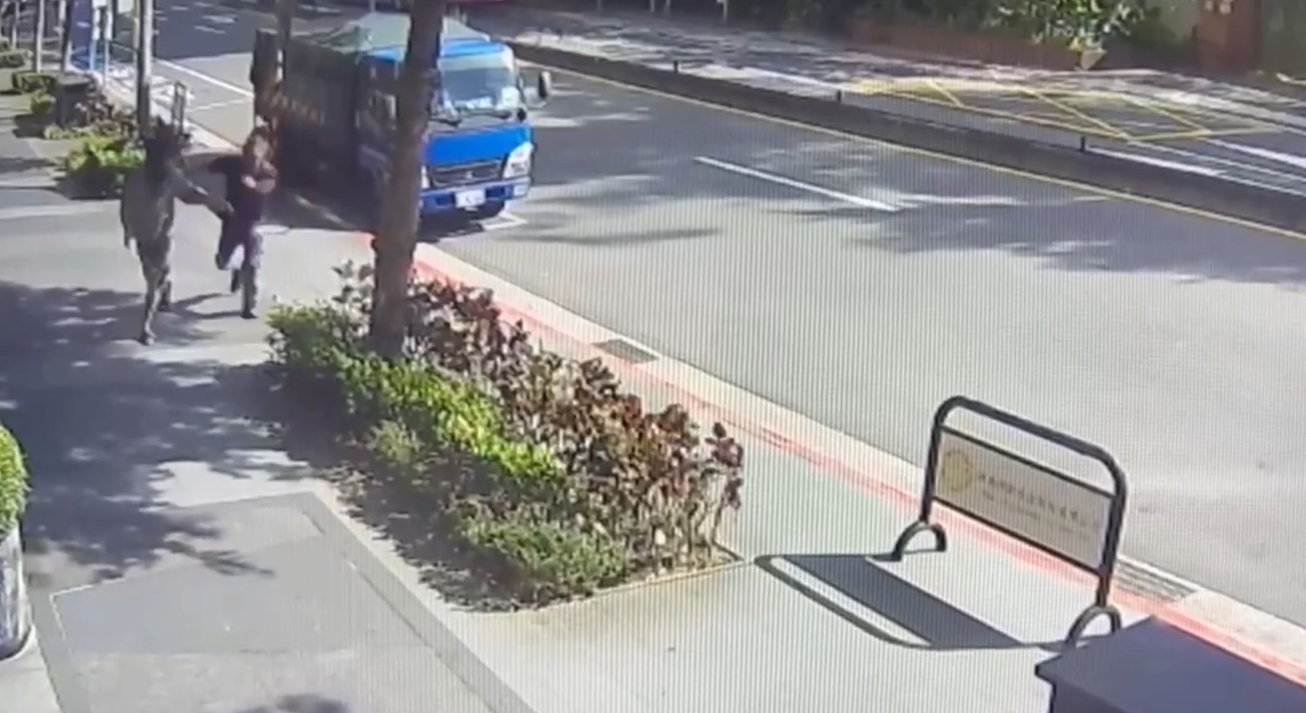 許男到路邊臨停的貨車駕駛座偷竊，被貨車司機當場逮個正著。（翻攝畫面）