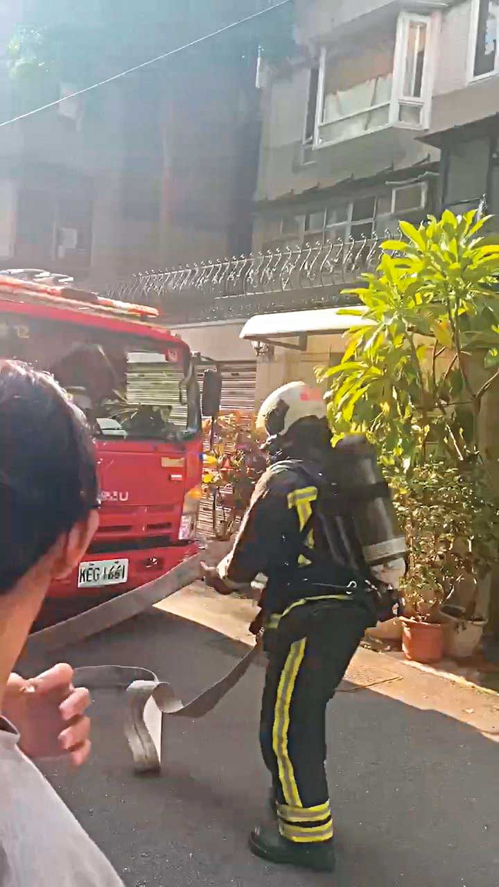 消防局出動8輛消防車、1輛救護車，一度引起附近鄰居騷動。（讀者提供）