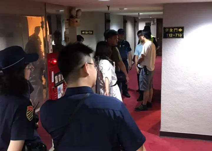 徵信社帶隊抓小王。翻攝徵信社臉書
