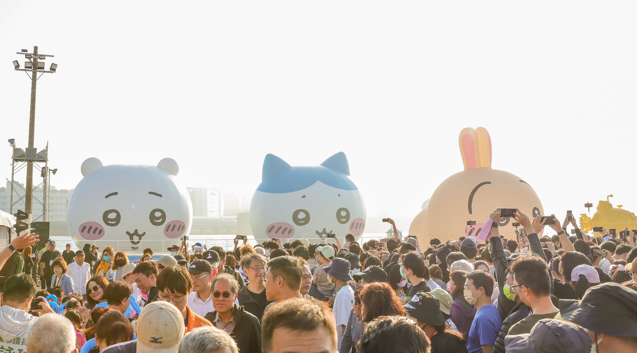 高雄2025冬日遊樂園16日閉幕，今年的主角吉伊卡哇、小八貓、兔兔烏薩奇再次合體，和大家道別。（翻攝陳其邁臉書）