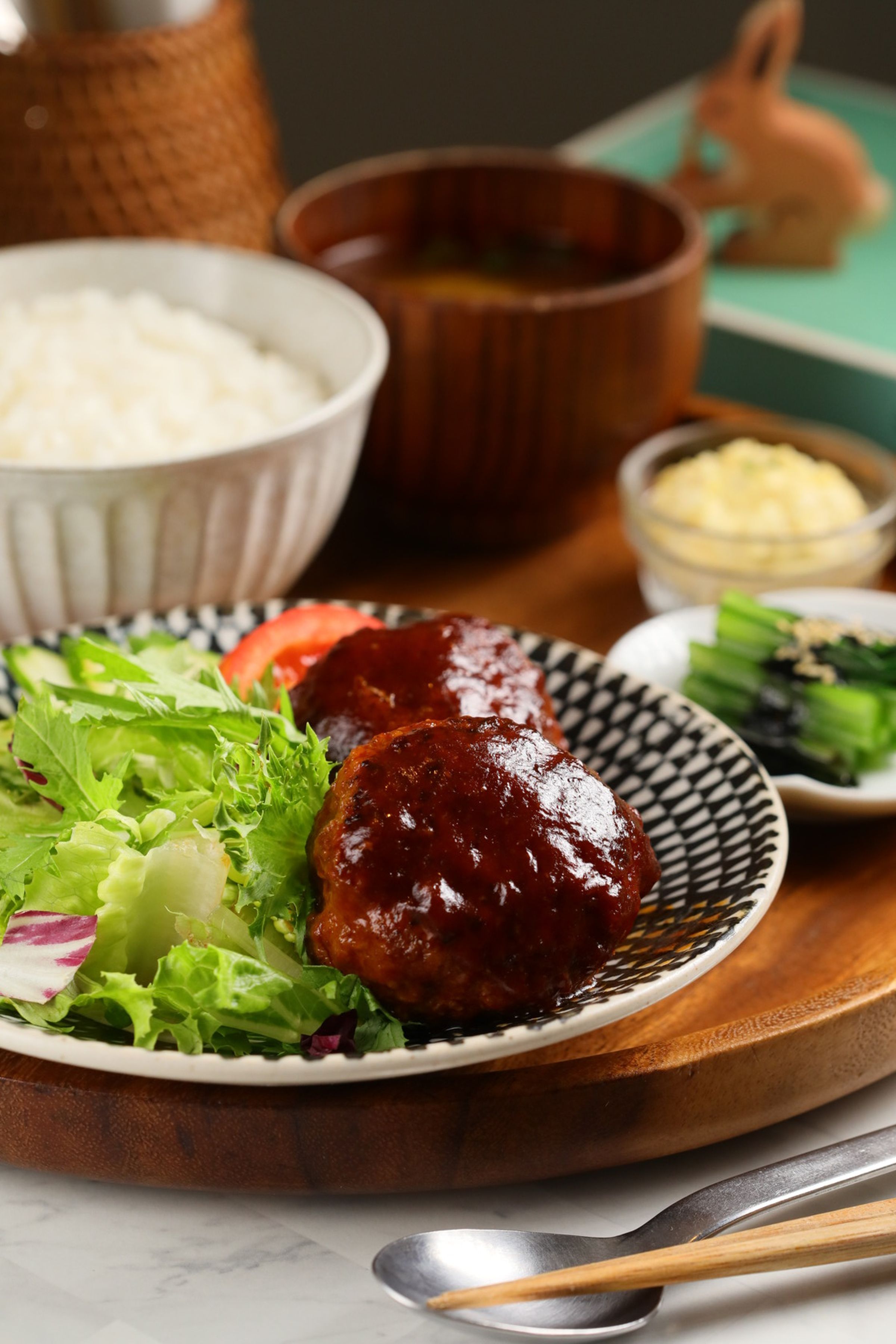 「紅酒燉牛肉」長時間熬製而成，牛肋條入味香濃。（320元／份）