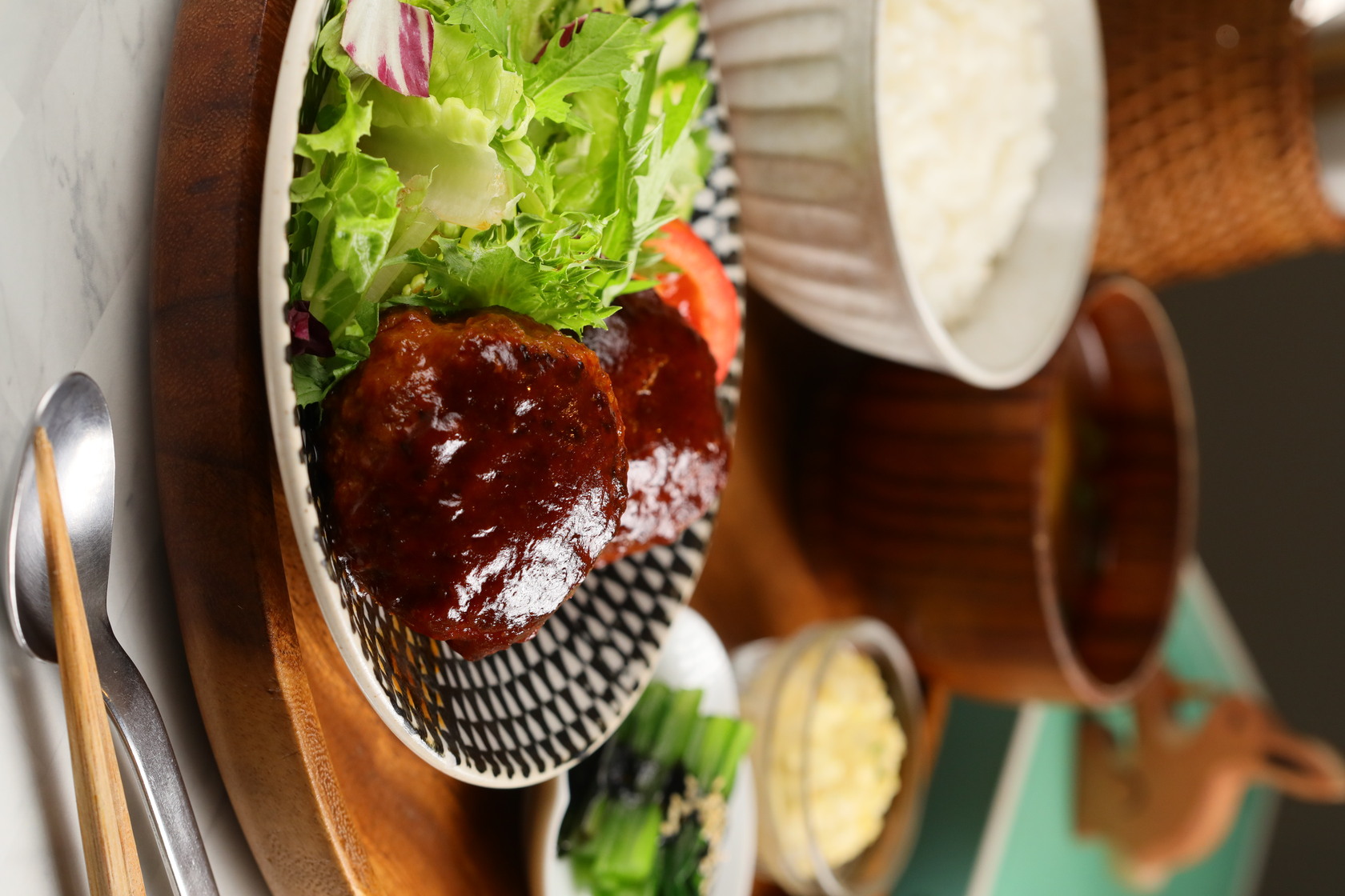 「紅酒燉牛肉」長時間熬製而成，牛肋條入味香濃。（320元／份）