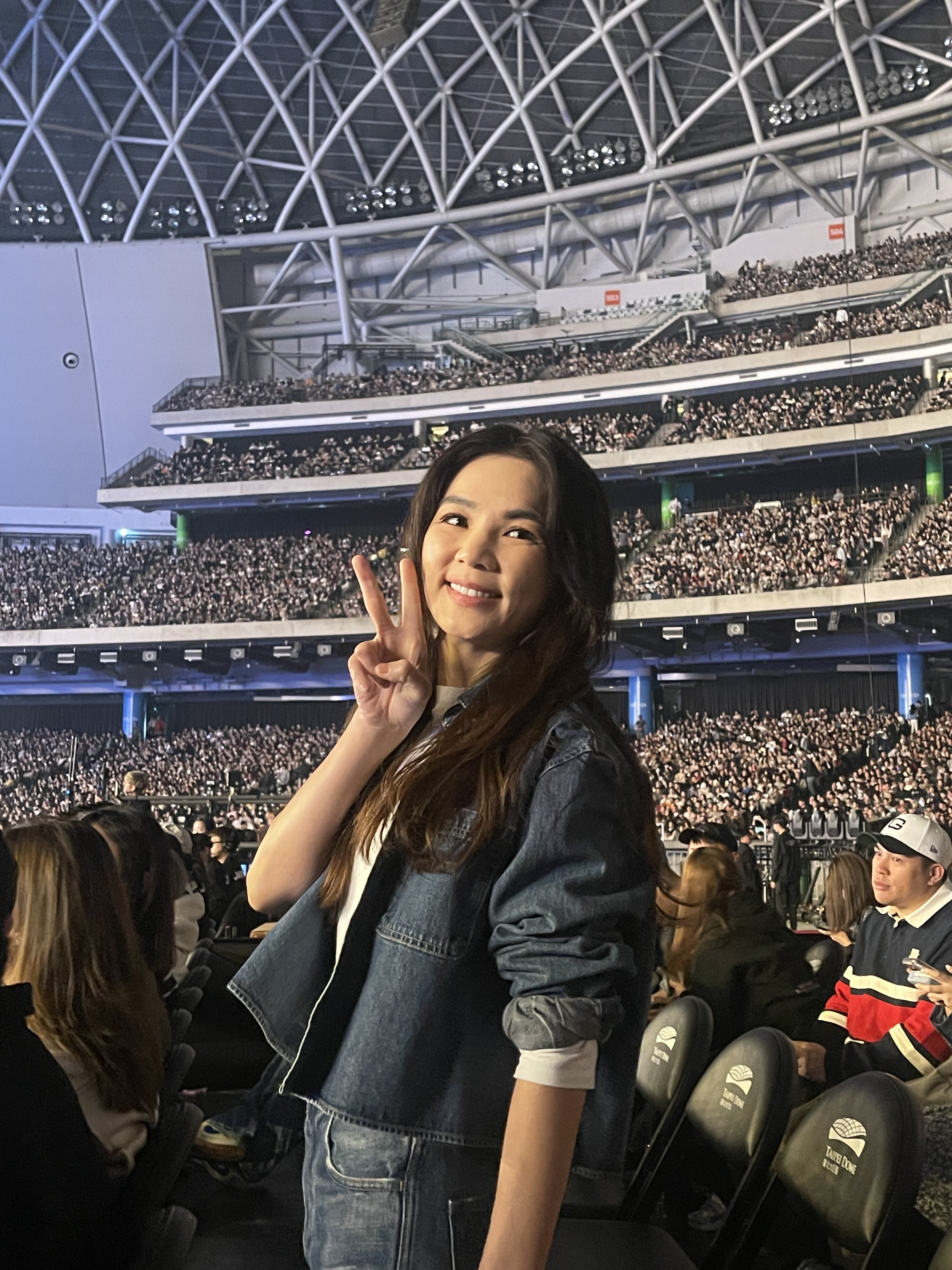 Ella和老公賴斯翔、兒子勁寶到場看演唱會。（陳于嬙攝影）