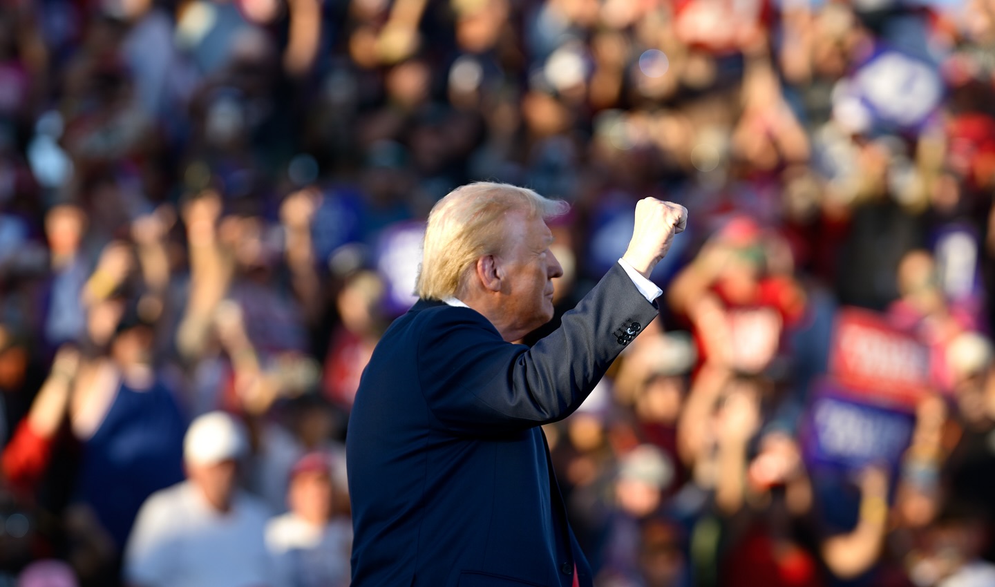 川普在柯契拉的造勢活動上，警方在檢查站逮捕一名持有上膛槍枝且有大量彈藥的男子。（翻攝自臉書＠Donald J. Trump）