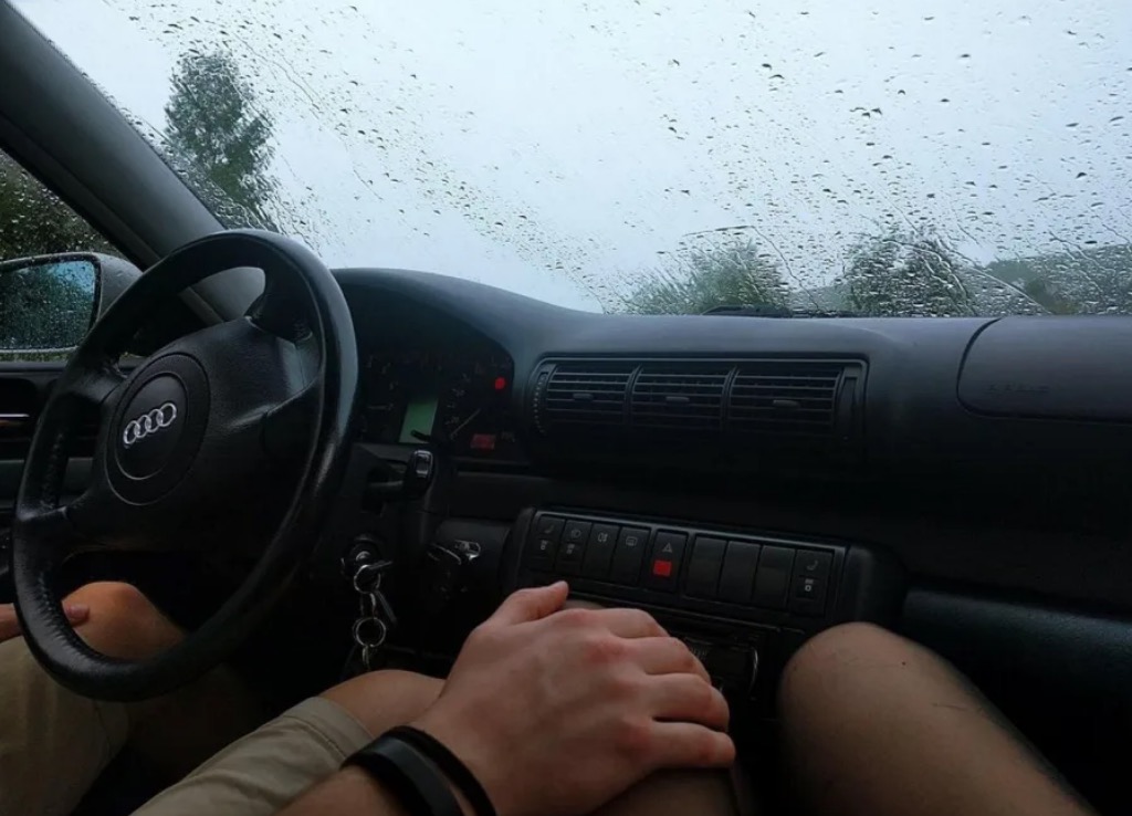 一名人妻偷吃男性友人，最後遭小女兒無意間揭發，丈夫憤而提告求償。（示意圖 ，Pexels）