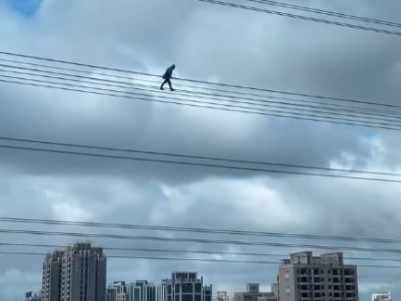 民眾目擊維修人員直接走在高空電纜線上檢修。（翻攝Threads@eleanorwu0114）