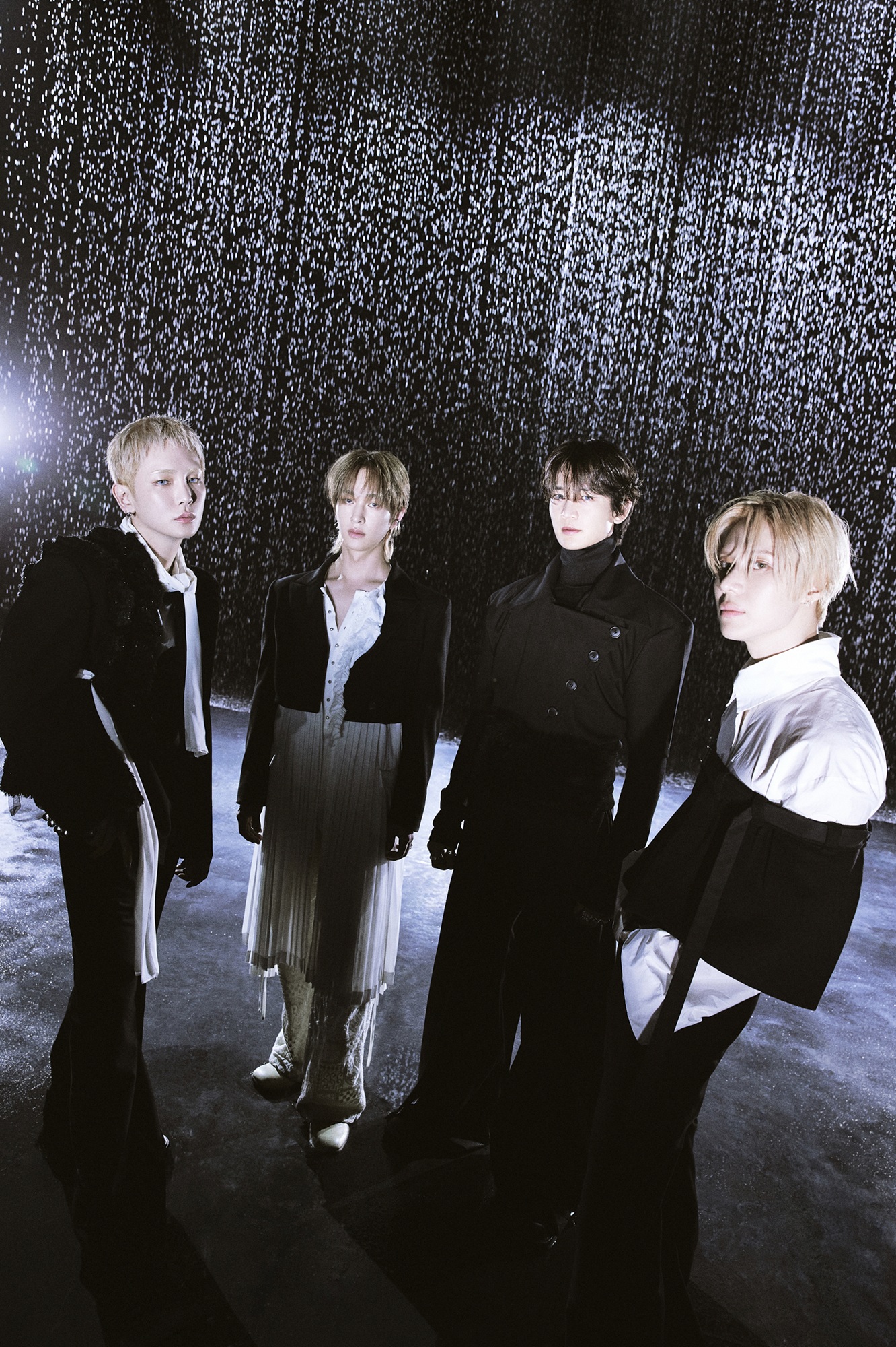 SHINee以主打歌〈Atmos〉展現電子浩室風格，舞台結合成熟與清新氛圍。（SM ENTERTAINMENT提供）
