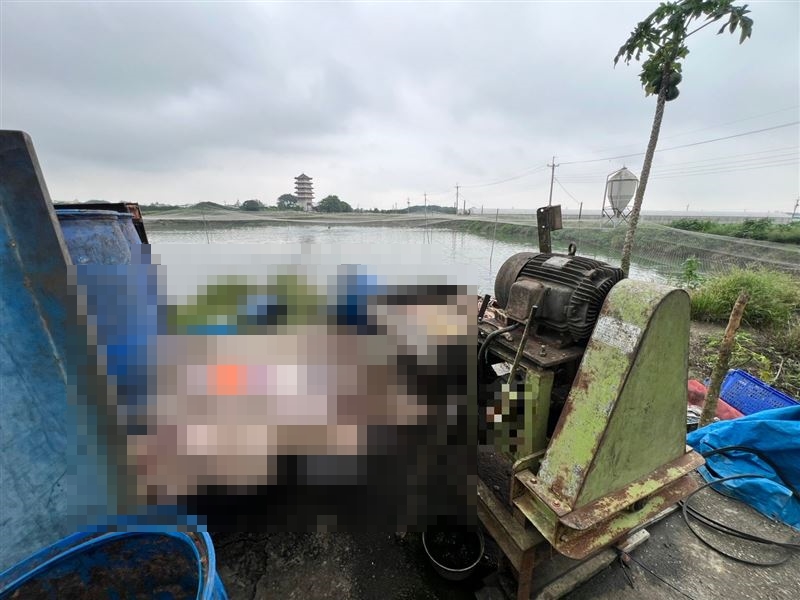 相關人員試圖幫忙尋找斷肢，但疑似已被絞肉機捲入破壞。（翻攝畫面）