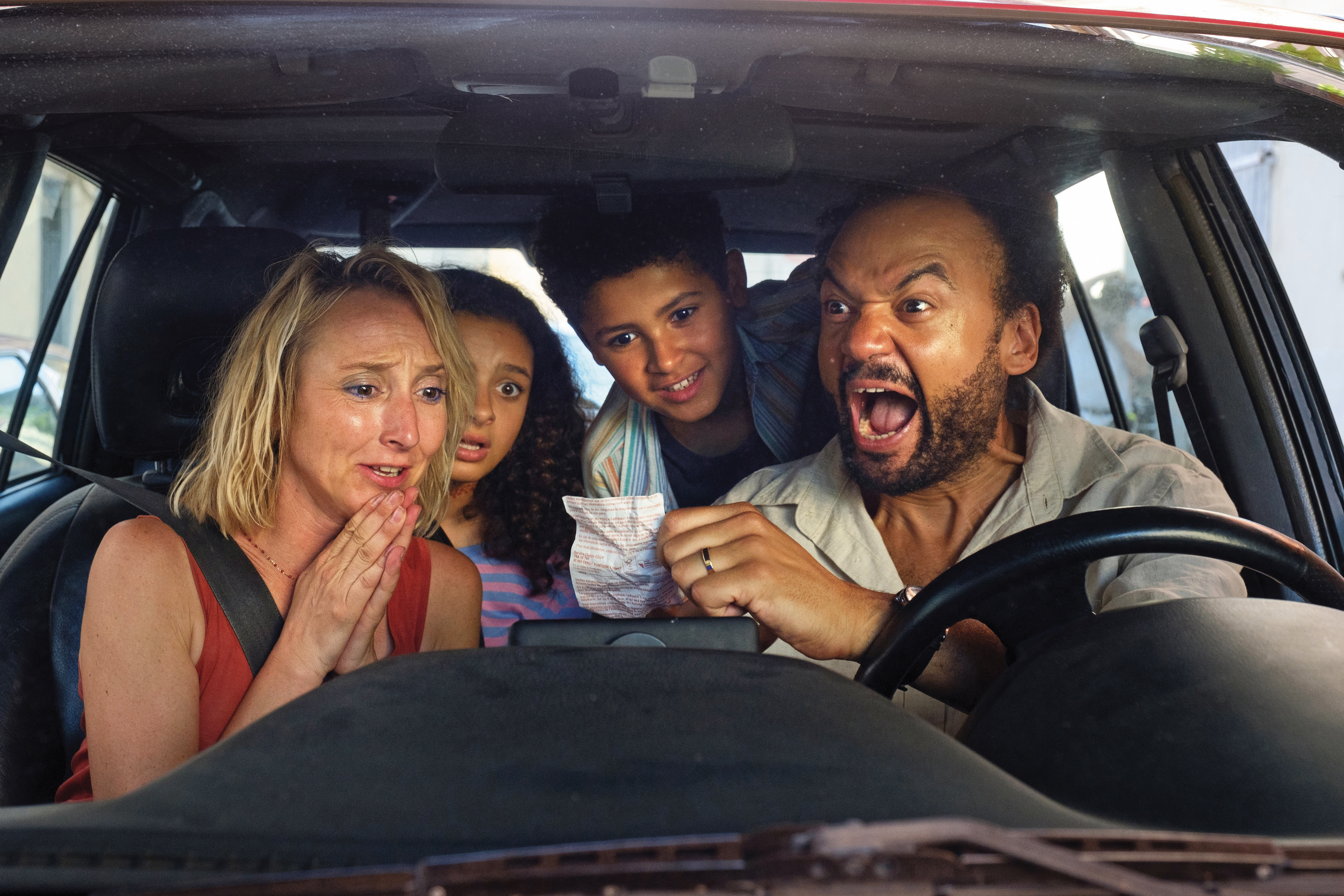 電影透過4組幸運兒中了樂透大獎的黑色幽默，大開監獄、癌症及伊斯蘭恐怖主義等玩笑。（佳映提供）