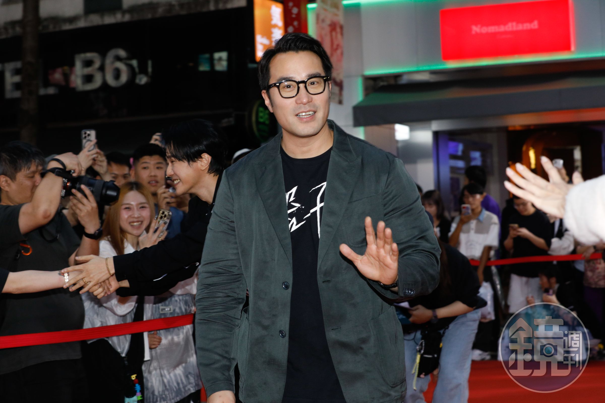 張孝全新片《器子》在西門町封街舉辦首映會,現場擠滿觀眾圍觀演員走紅毯。