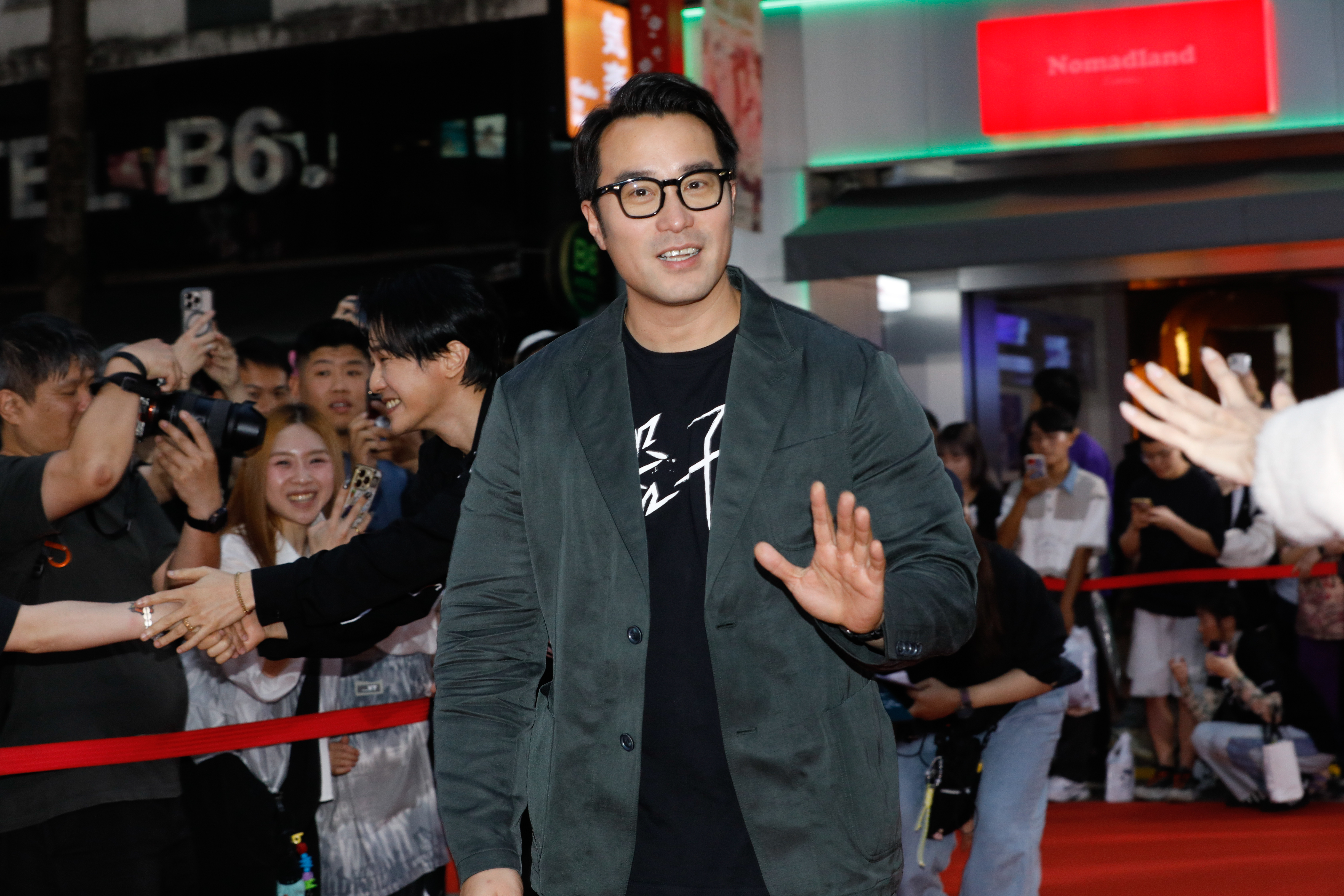 張孝全新片《器子》在西門町封街舉辦首映會，現場擠滿觀眾圍觀演員走紅毯。