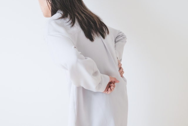 腰痛折磨13年治不好 她調監視器驚見深夜「神秘重物」天天上身