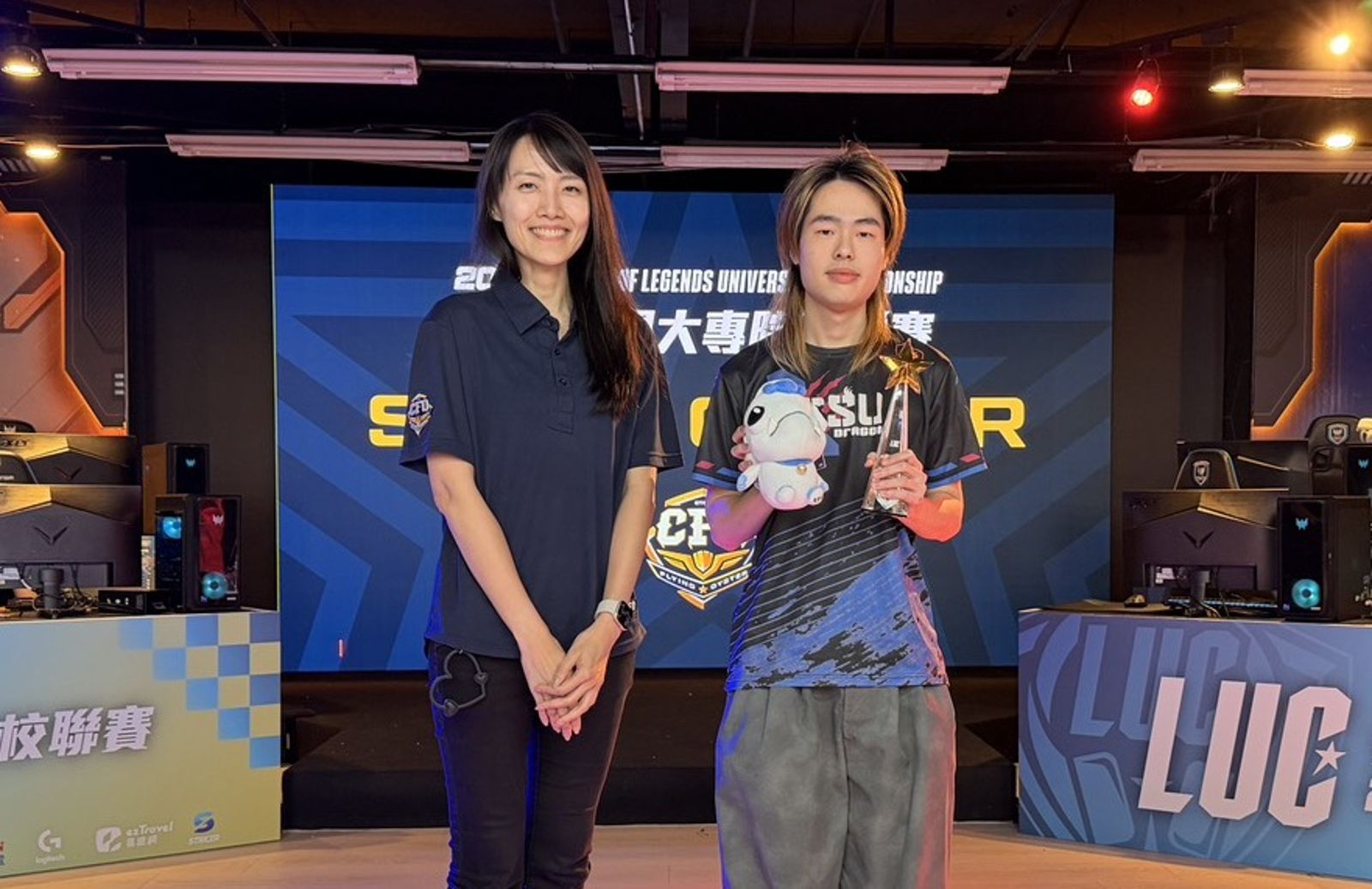陽明交大打野選手李晨溢（右）獲「SUPER OYSTAR」特別獎，由陳雅雯頒發。（中信育樂提供）