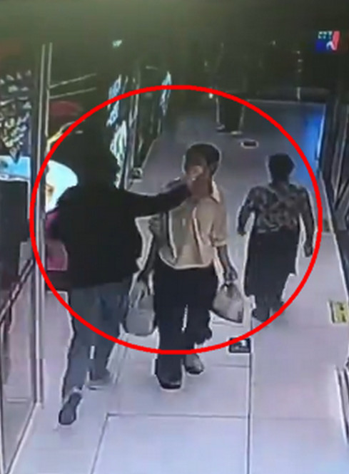 嫌犯專挑女性與老人下手,殘忍拿刀突刺對方眼睛後逃離。(翻攝X@woyongdehuawei)