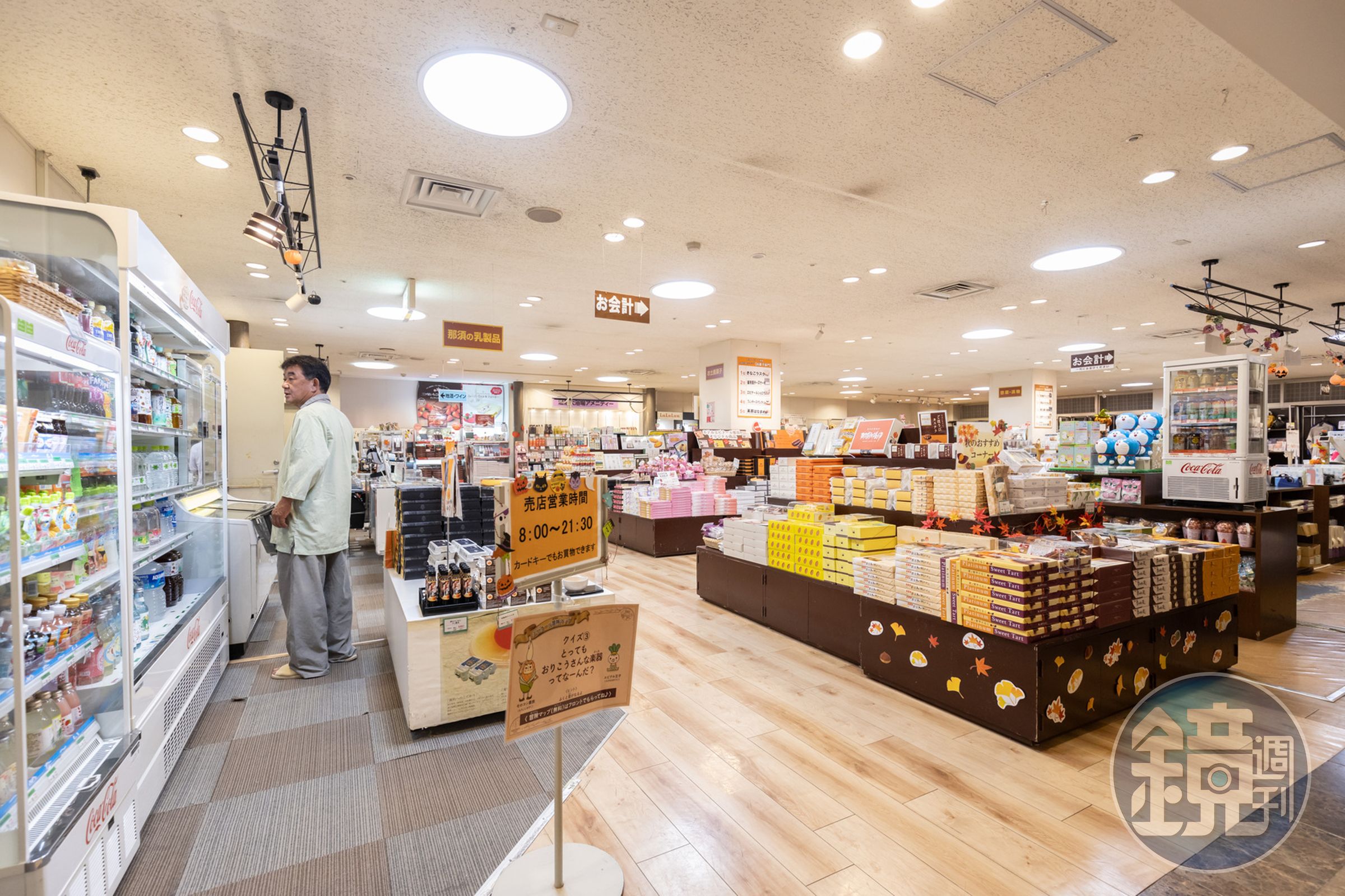 酒店裡的伴手禮店，能買到各種那須名產，如檸檬牛奶餅乾、起司蛋糕等。