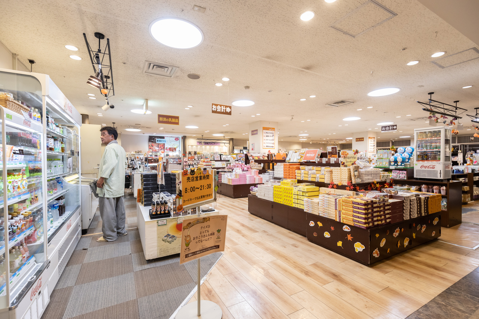 酒店裡的伴手禮店，能買到各種那須名產，如檸檬牛奶餅乾、起司蛋糕等。