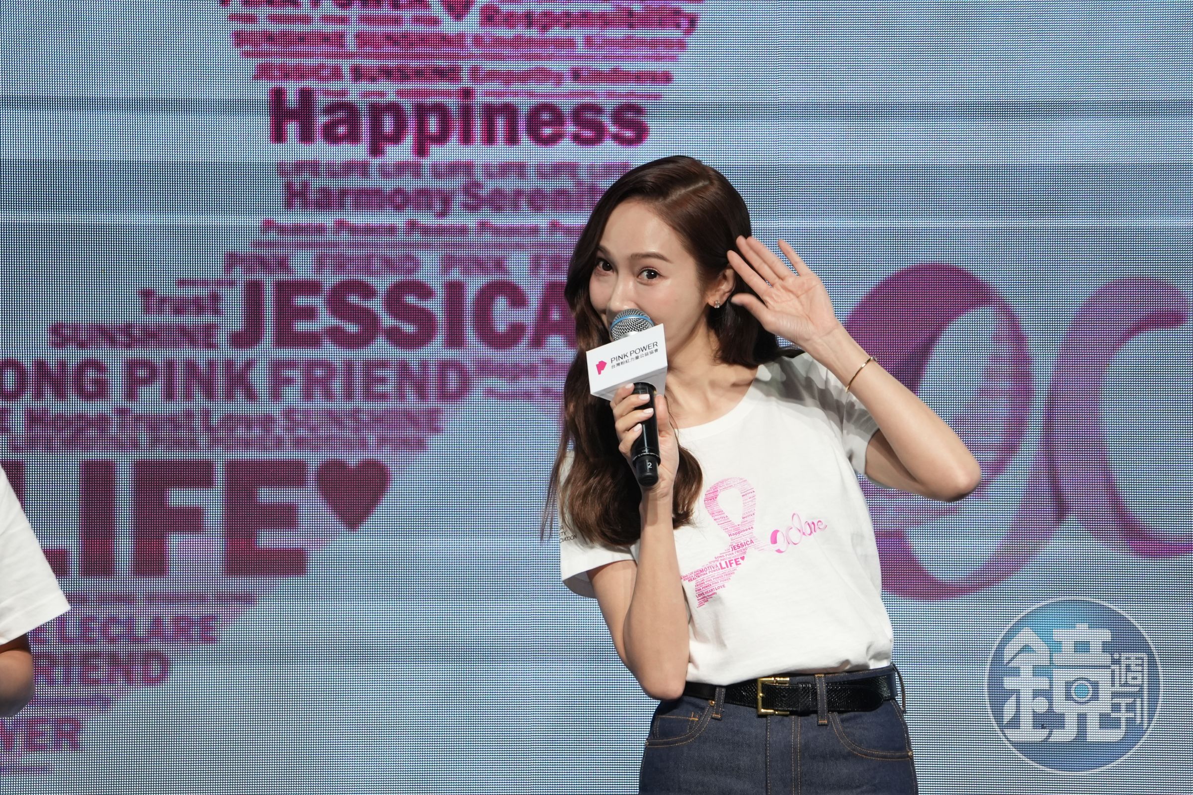 Jessica向台下的粉絲打招呼，粉絲超激動。