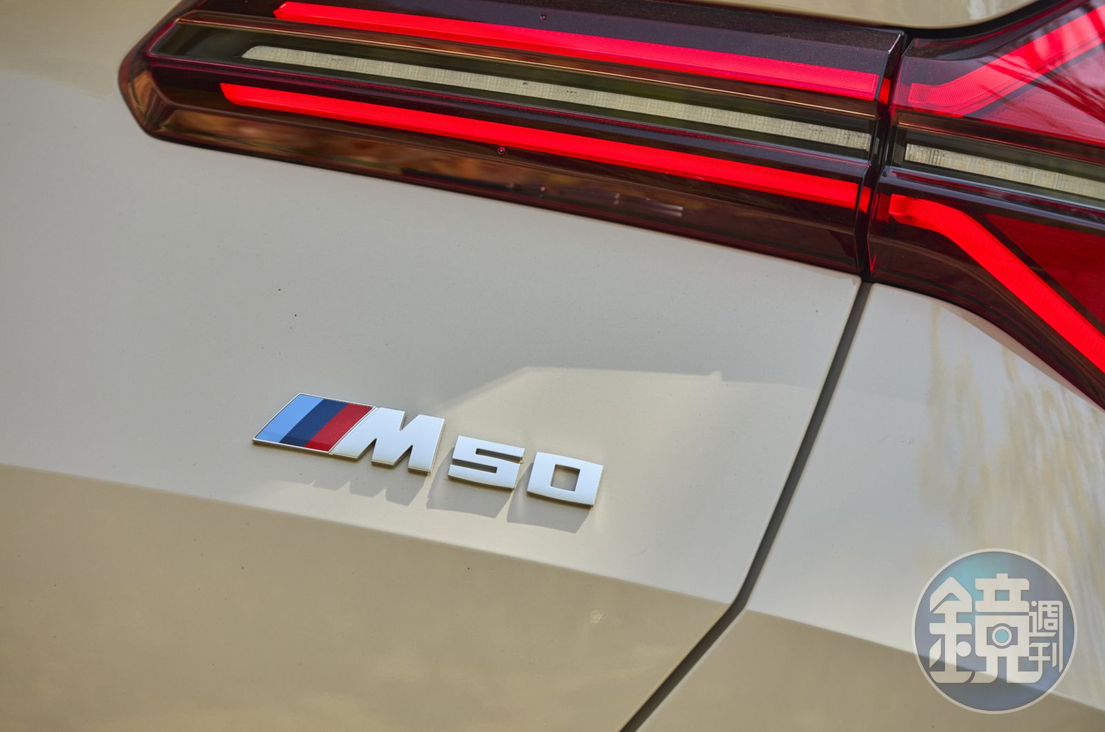 M50 金屬銘牌彰顯性能血統。