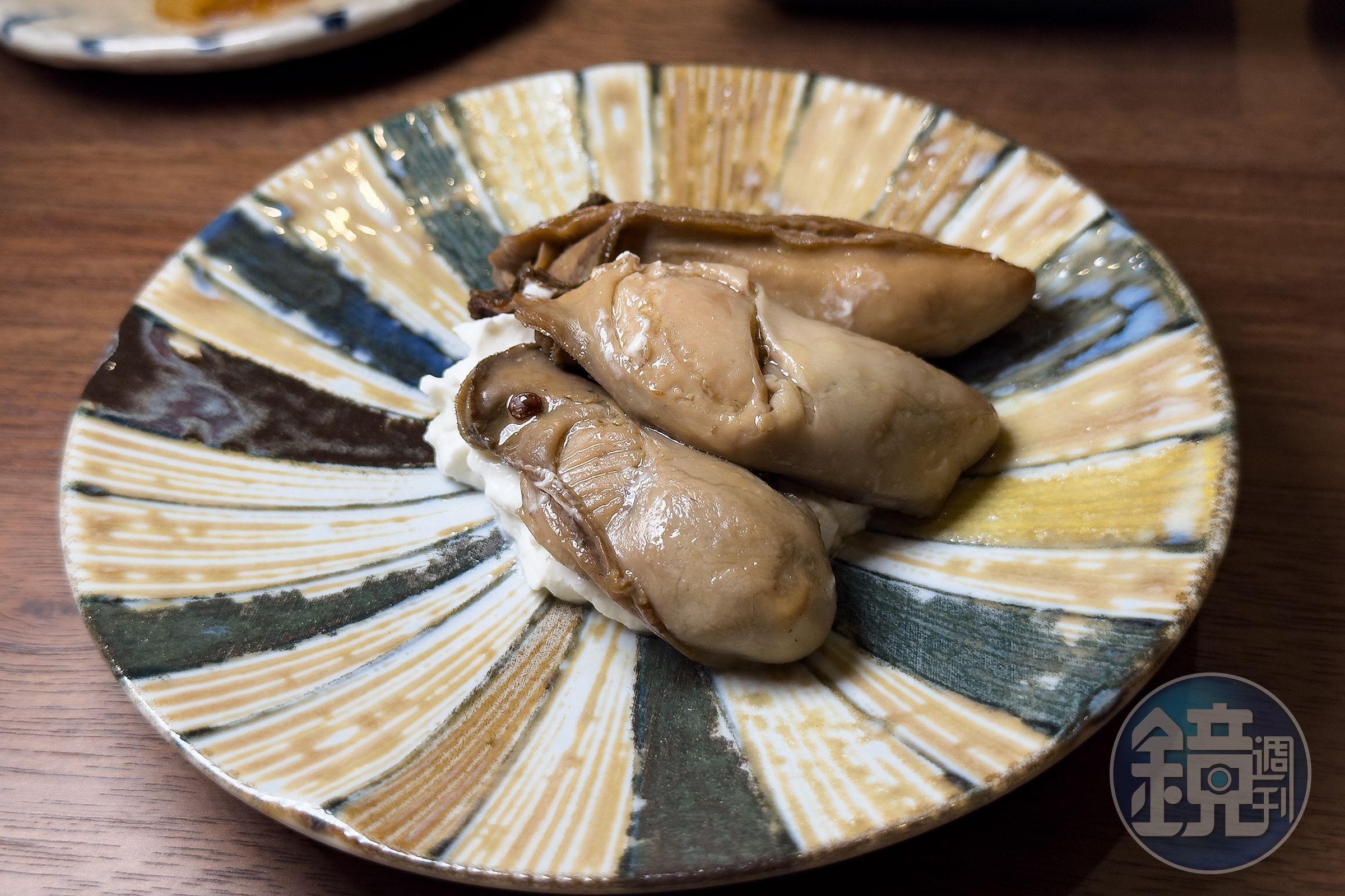 「油漬牡蠣」經過火烤帶有炭香。(280元/份)