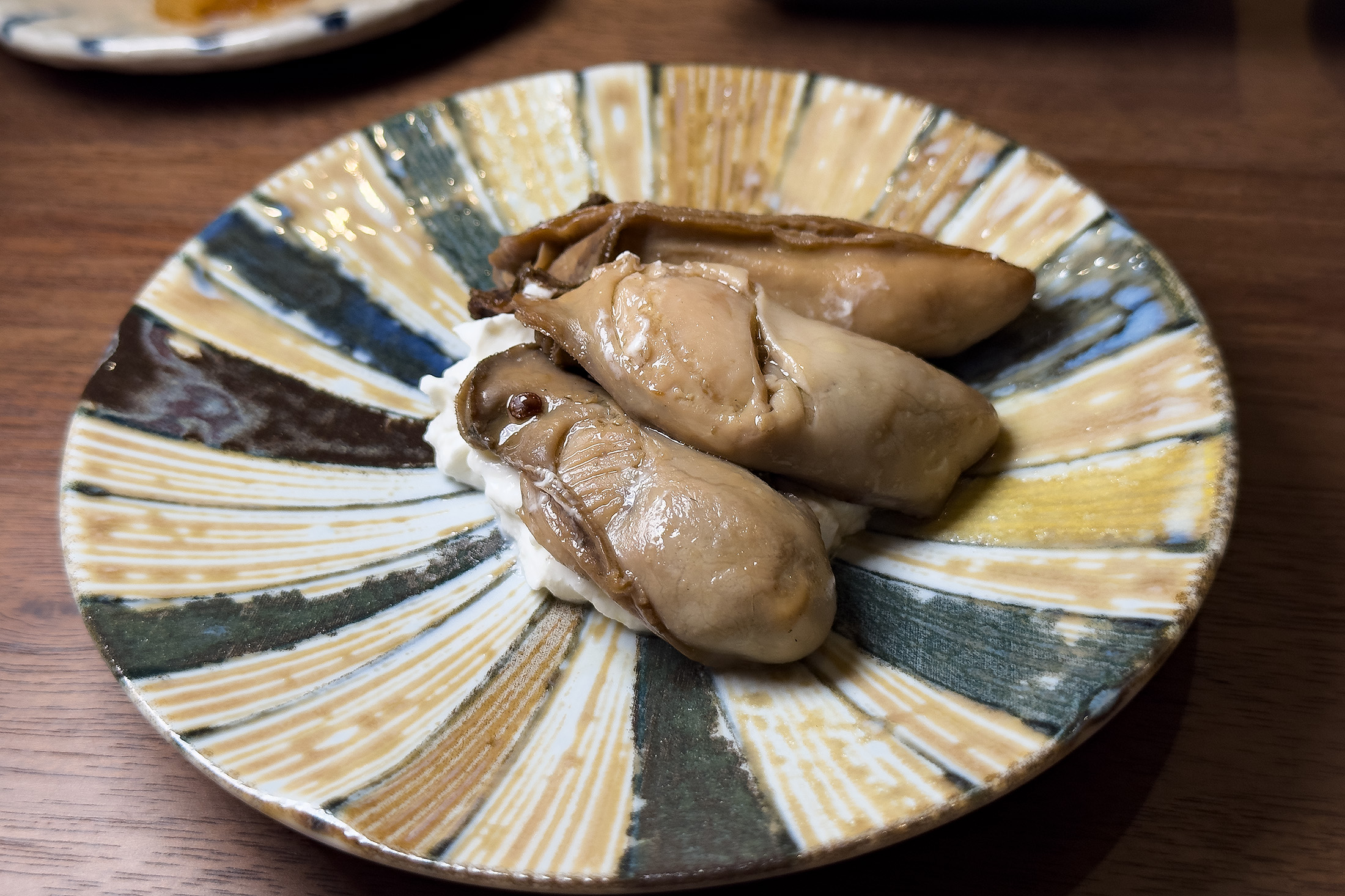「油漬牡蠣」經過火烤帶有炭香。(280元/份)