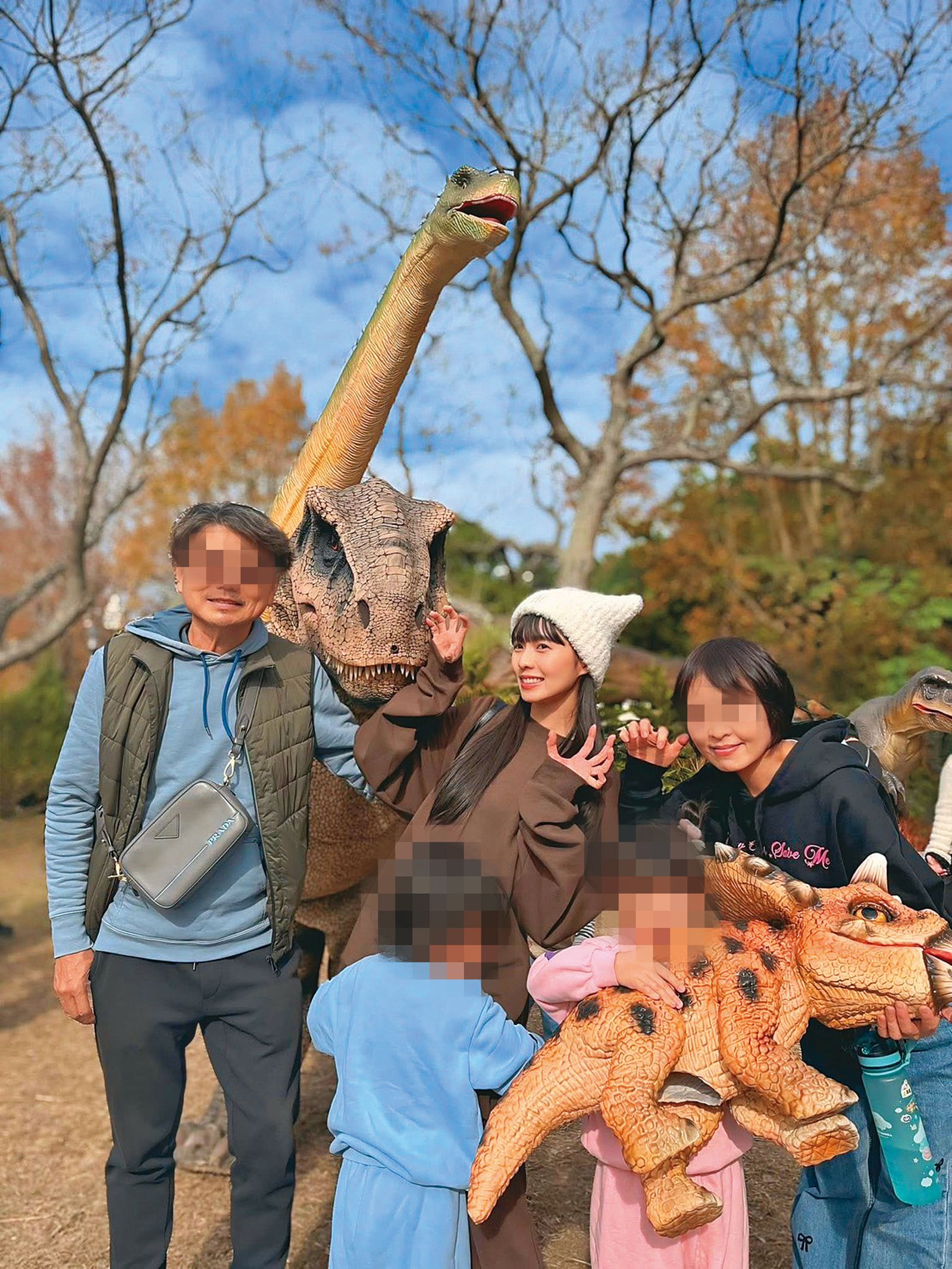 簡廷芮爸爸（左一）常住台北幫忙顧小孩，在他的社群中，女婿已很久沒有畫面。（讀者提供）