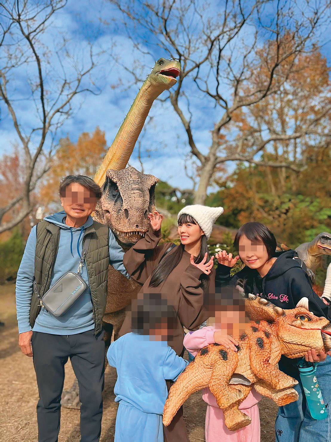 簡廷芮爸爸(左一)常住台北幫忙顧小孩,在他的社群中,女婿已很久沒有畫面。(讀者提供)