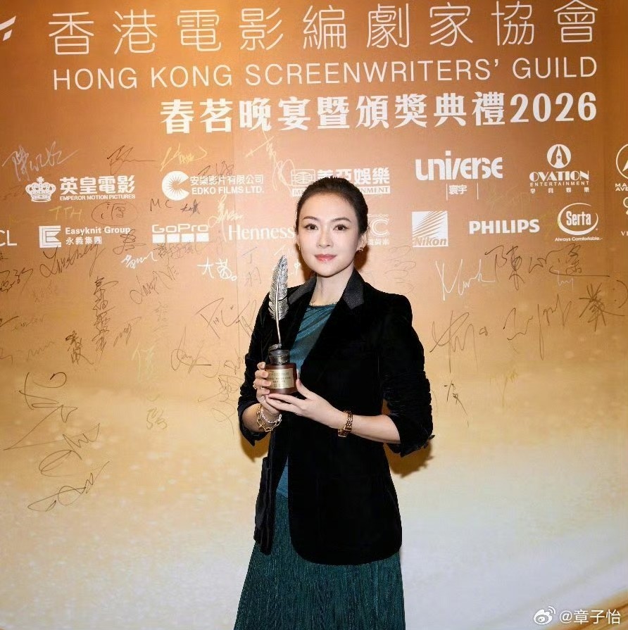 早前章子怡在香港出席活動，透露4月將進組拍片，當時就爆出是與李安繼《臥虎藏龍》後「世紀重聚」。(章子怡微博)