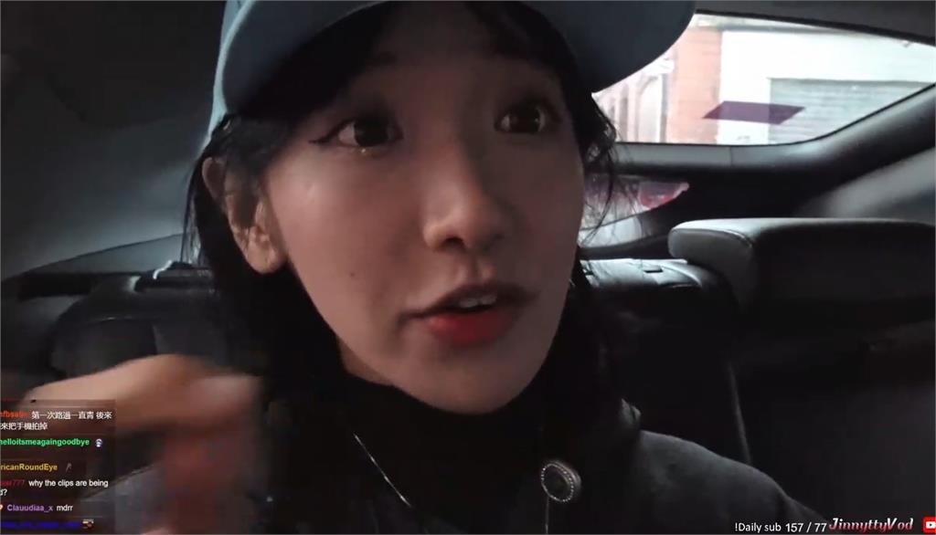 企鵝妹在法國直播時,遭到一位黑衣男子「出拳攻擊」。(翻攝Twitch/Jinnytty)