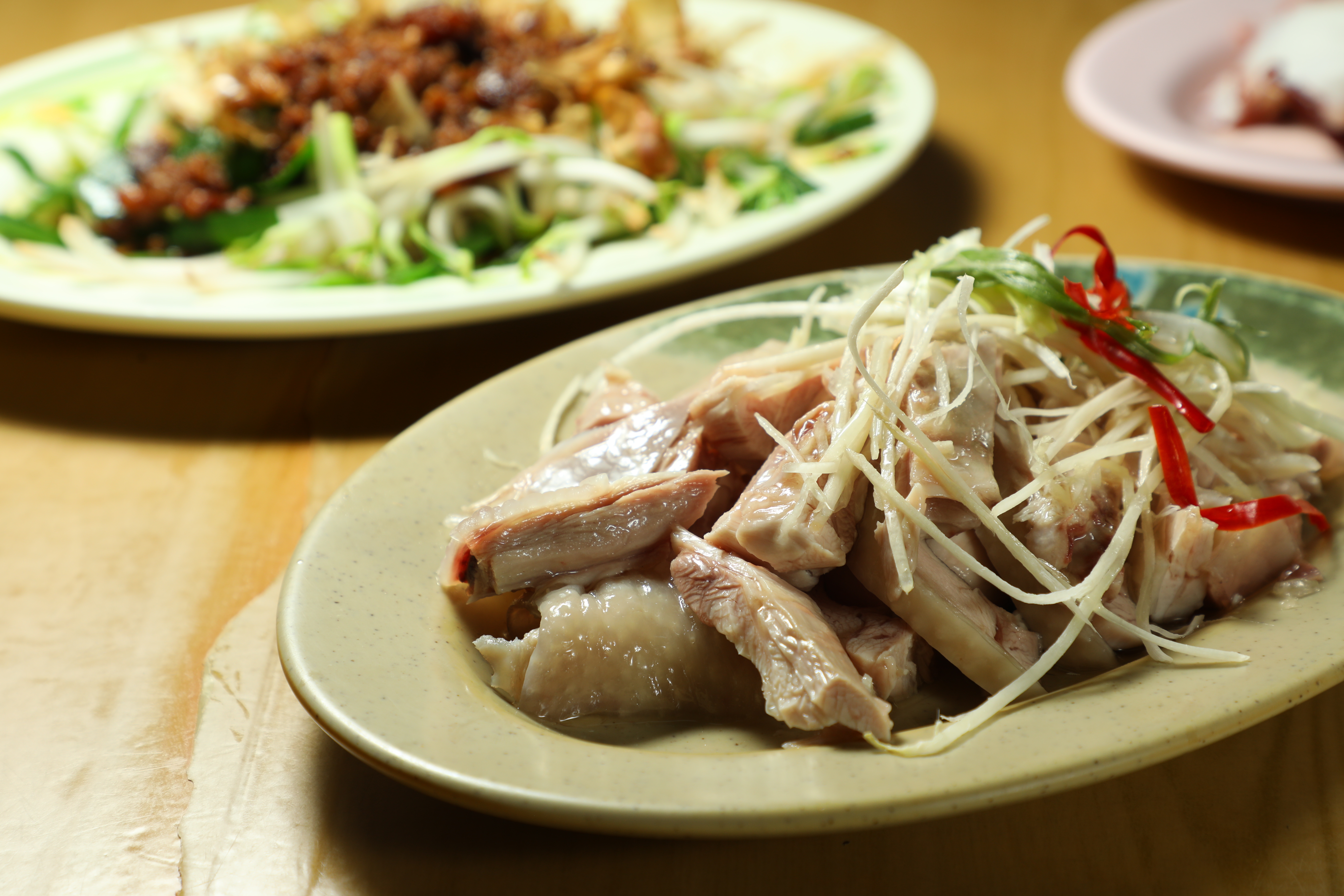「涼油雞」的肉質很有韌勁,下酒最好。(200元/份)