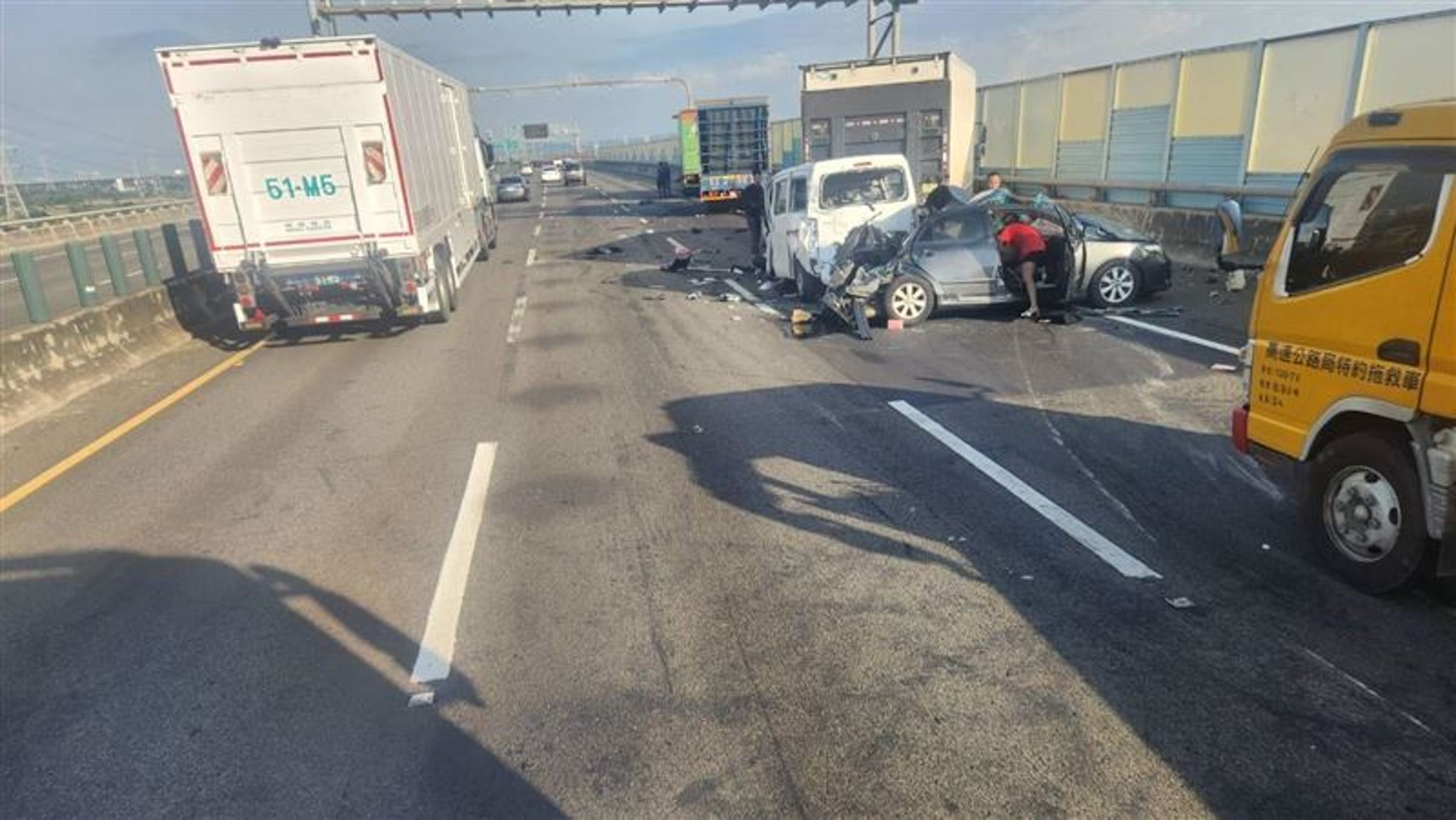 洪女與李男姊弟倆被後方大貨車切換車道時猛烈撞擊,不幸身亡。(翻攝畫面)
