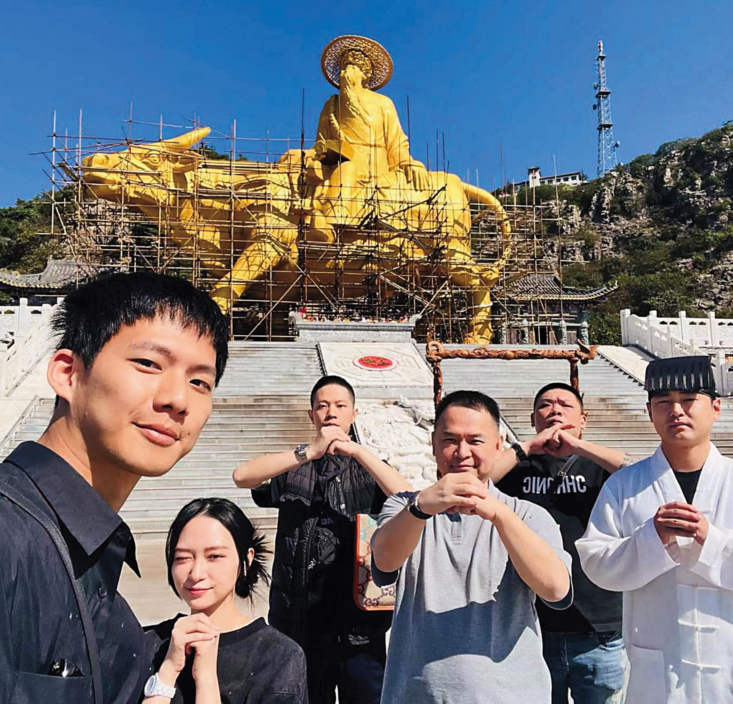 今年9月《角頭》IP大家長張威縯(右三)赴對岸參拜,女兒張芷瑄(左二)與吳念軒(左一)也隨行。(翻攝自張威縯IG)