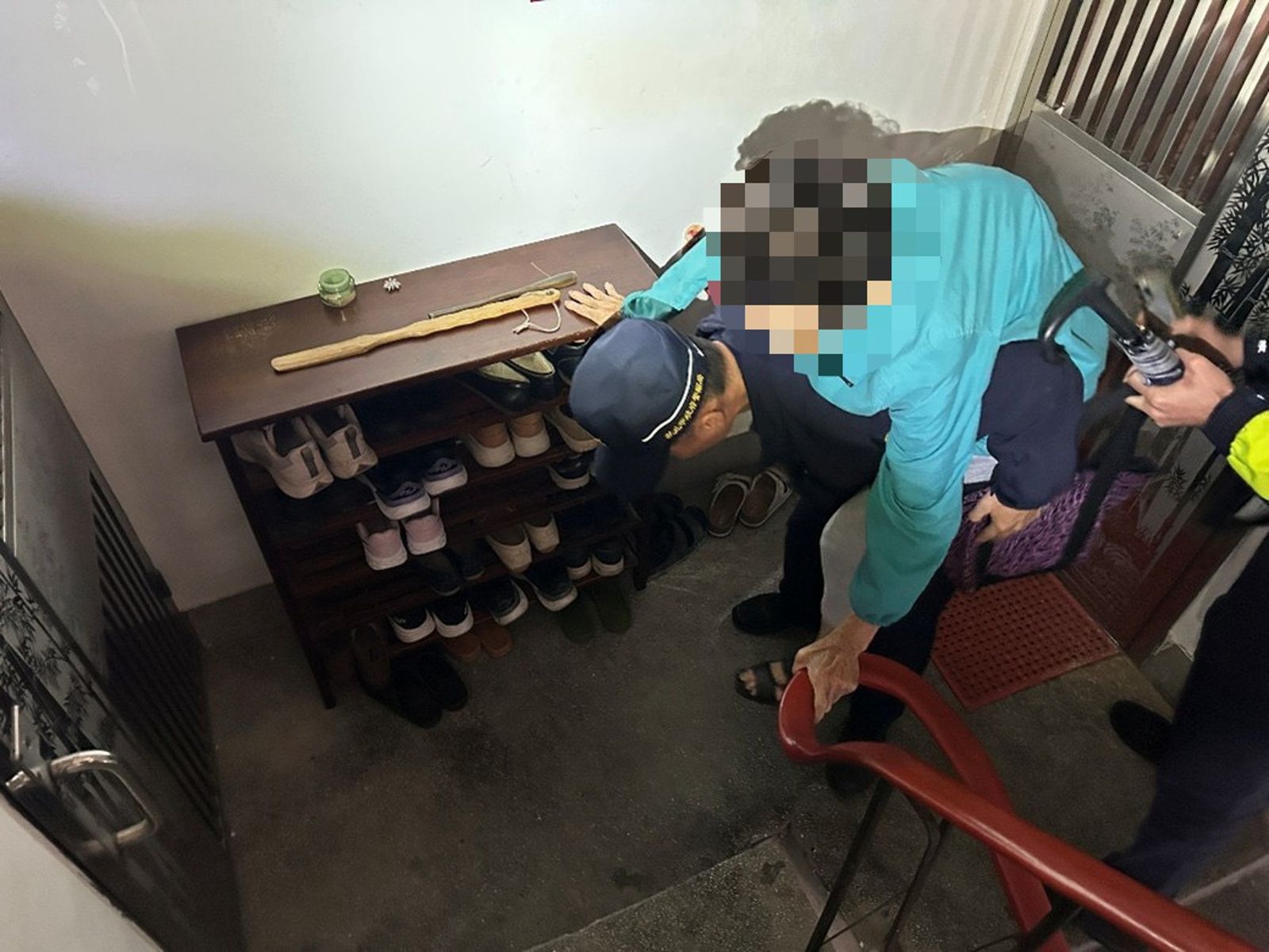 守護失智長者 新北警所長暖心「背老婦上樓」助返家